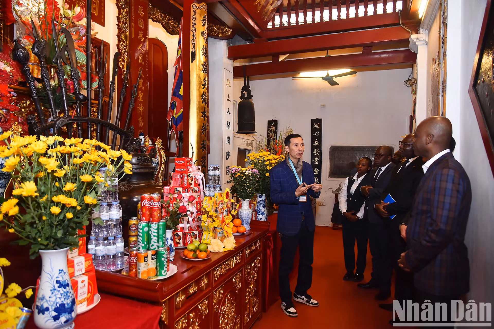 多哥外交部长罗贝尔·迪塞在玉山祠了解越南传统文化。 多哥外交部长罗贝尔·迪塞在玉山祠了解越南传统文化。