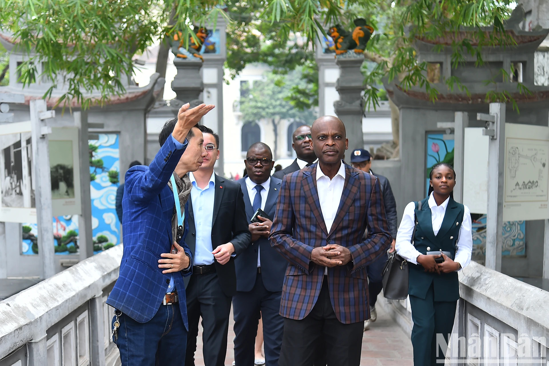 应越南政府副总理兼外交部长裴青山的邀请，多哥外交部长罗贝尔·迪塞于1月7日至10日对越南进行正式访问。