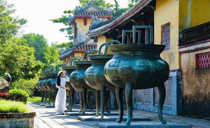 阮朝九鼎是指安放在位于越南顺化皇城西南显林阁对面权庙处,九口用铜铸成的鼎。(图片来源:越通社) 阮朝九鼎是指安放在位于越南顺化皇城西南显林阁对面权庙处,九口用铜铸成的鼎。(图片来源:越通社)