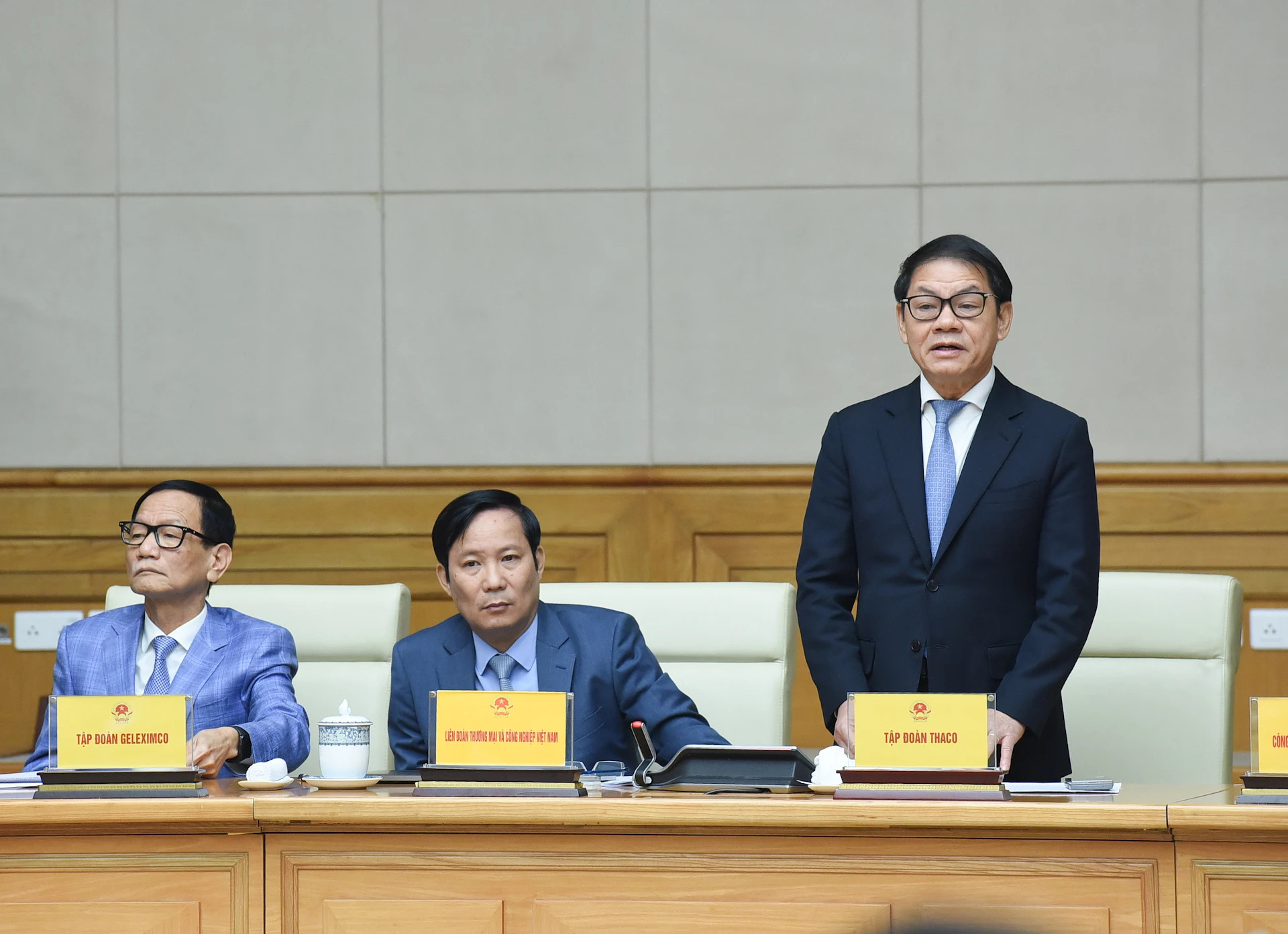 长海集团股份公司(THACO)董事长陈伯阳在会上发表讲话。 长海集团股份公司(THACO)董事长陈伯阳在会上发表讲话。