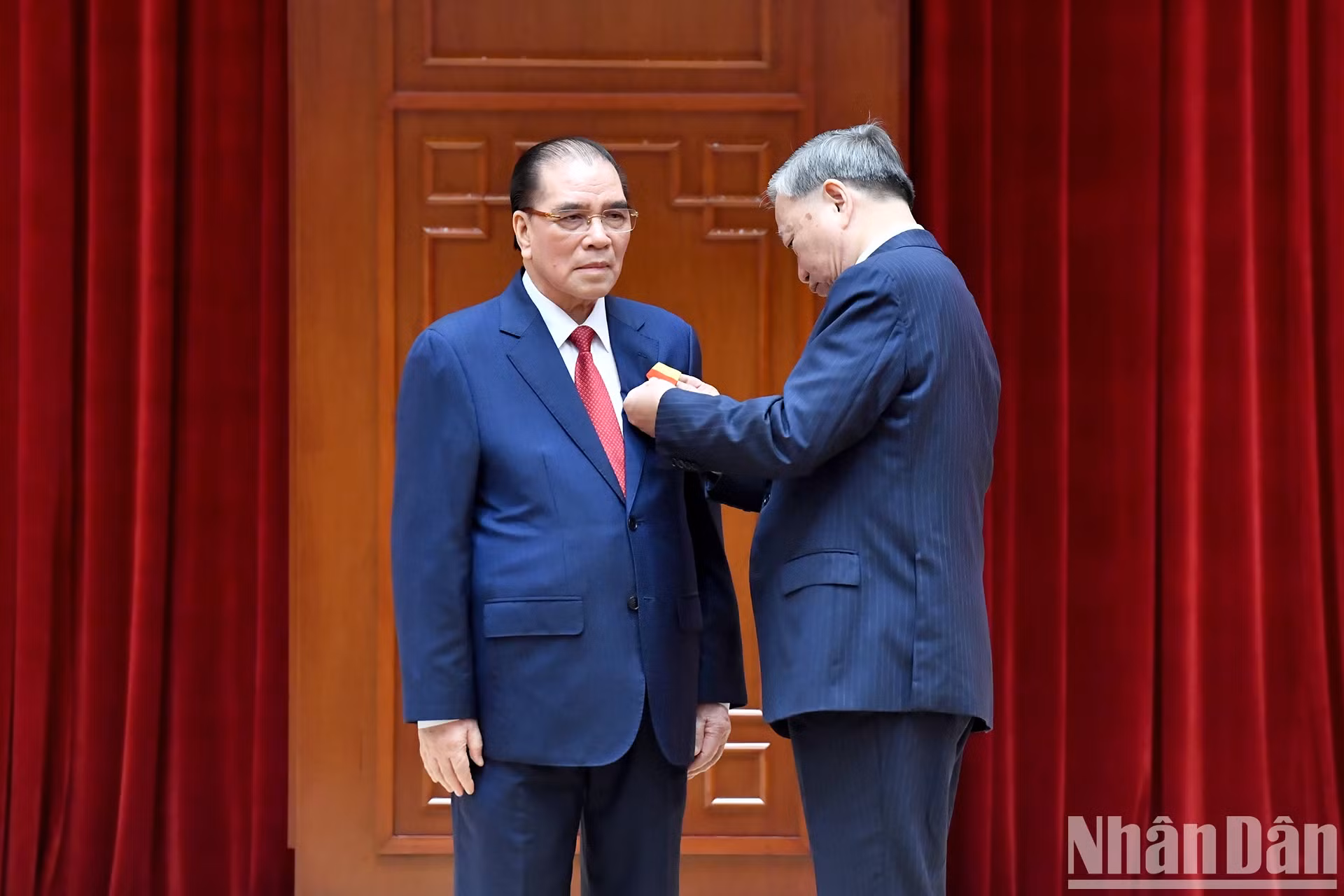 苏林总书记向前越共中央总书记农德孟授予金星勋章。