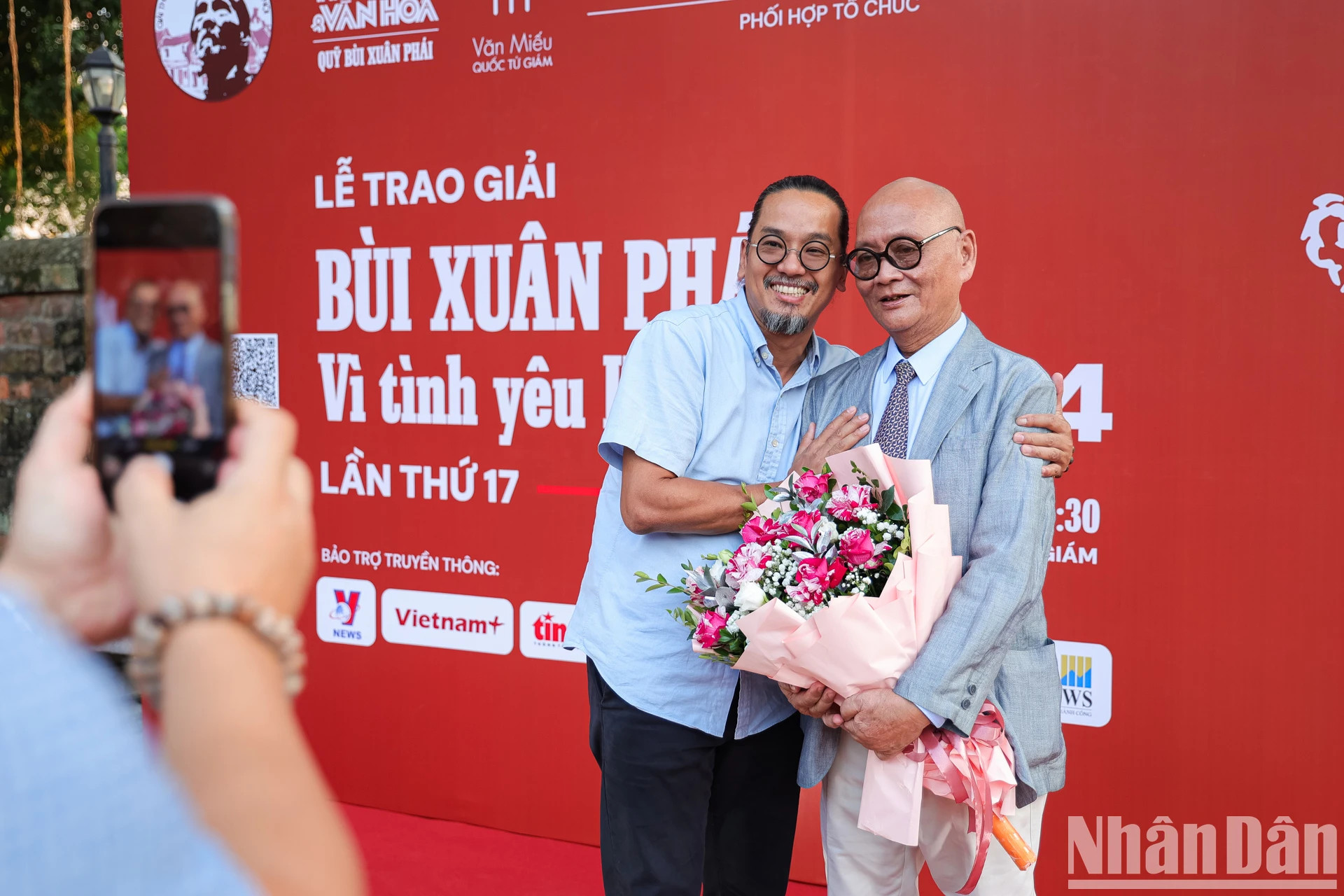 经16届颁奖,“裴春派——为河内之爱”奖共150多个作者、作品、构想、行动被官方提名,颁发奖项近70枚。 经16届颁奖,“裴春派——为河内之爱”奖共150多个作者、作品、构想、行动被官方提名,颁发奖项近70枚。