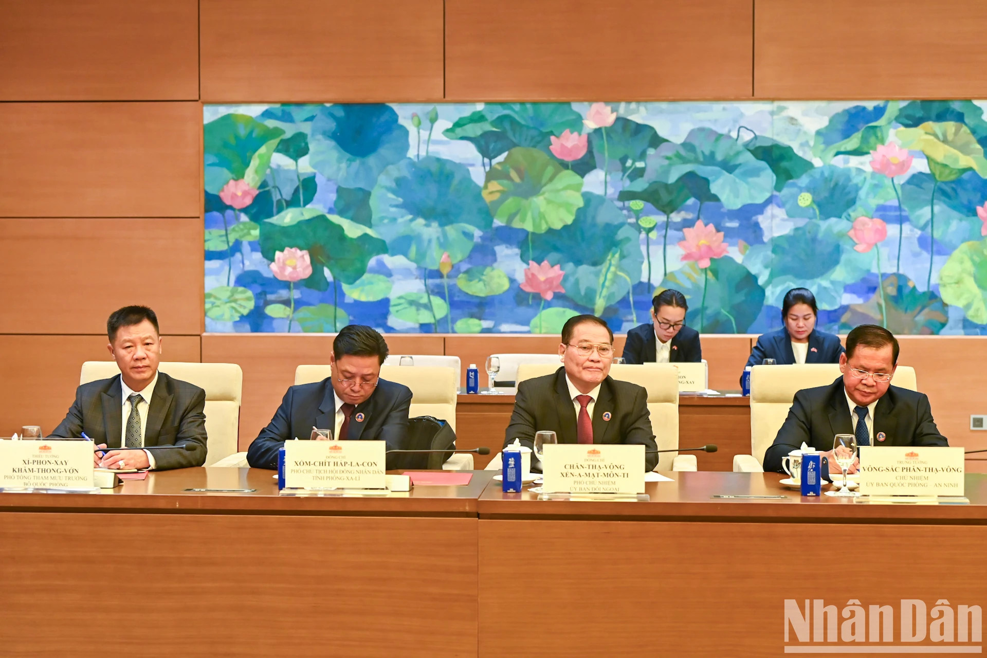 陪同老挝国会副主席苏温·伦奔米的老方代表团。