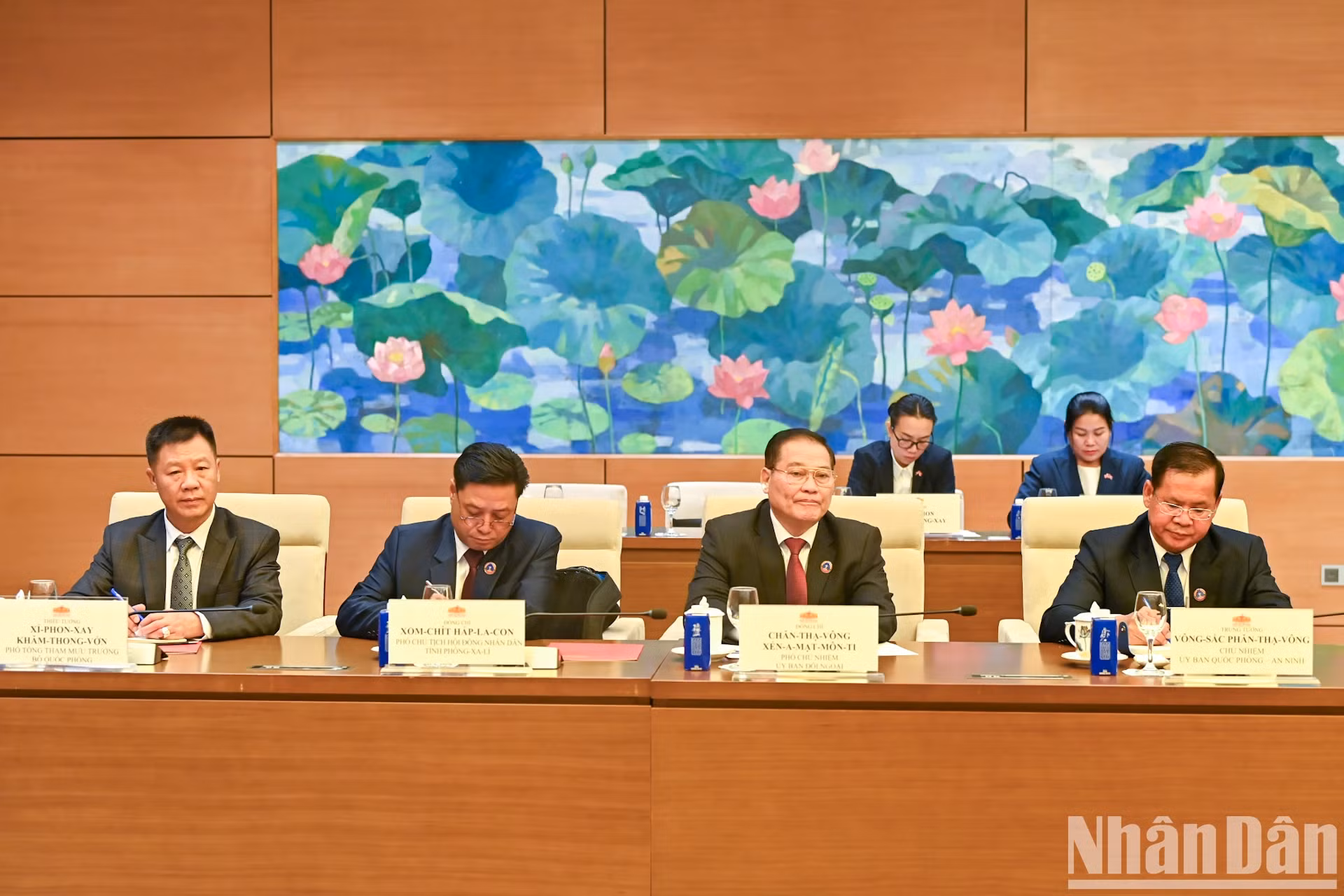 陪同老挝国会副主席苏温·伦奔米的老方代表团。