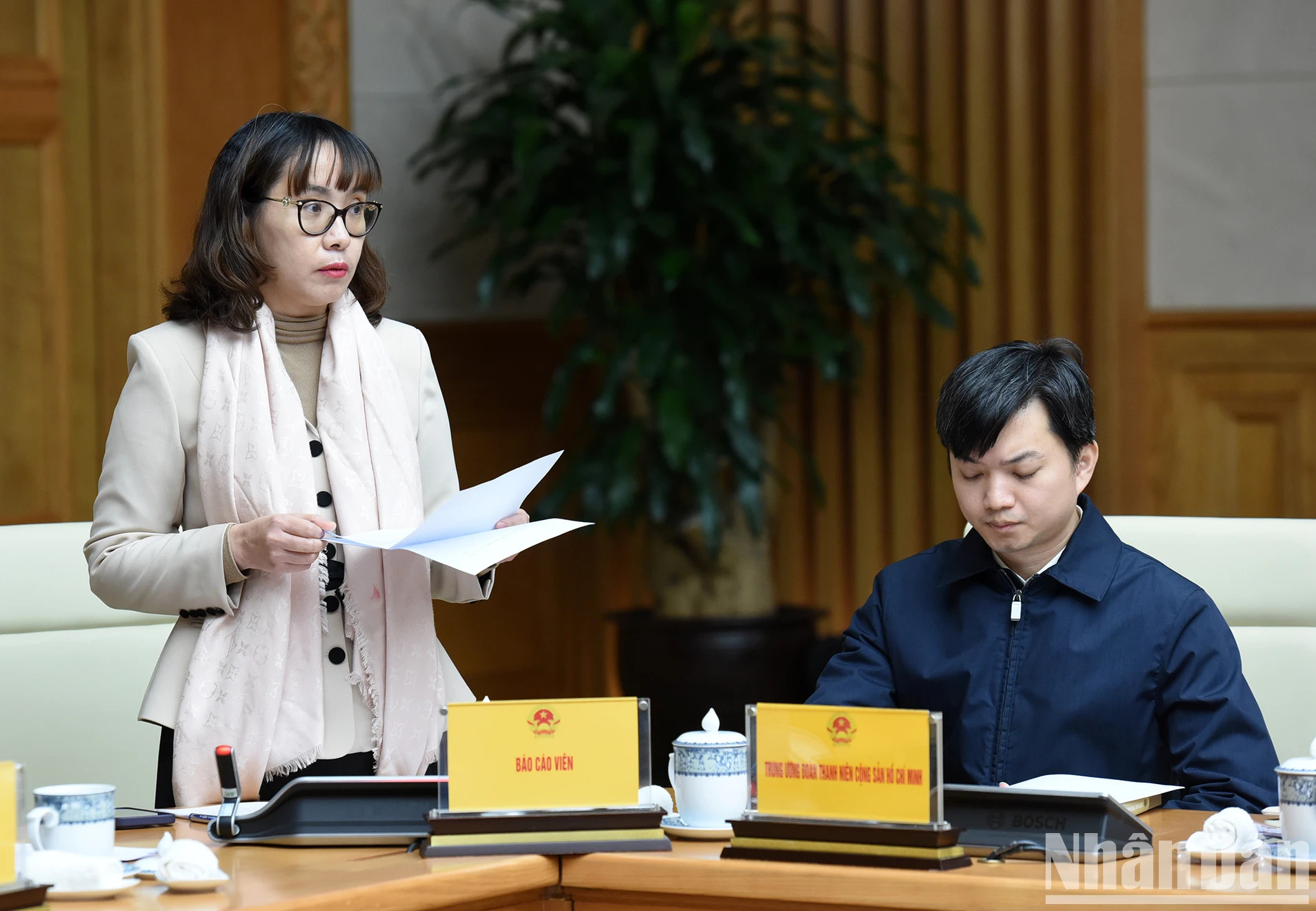 与会代表发表讲话。 与会代表发表讲话。