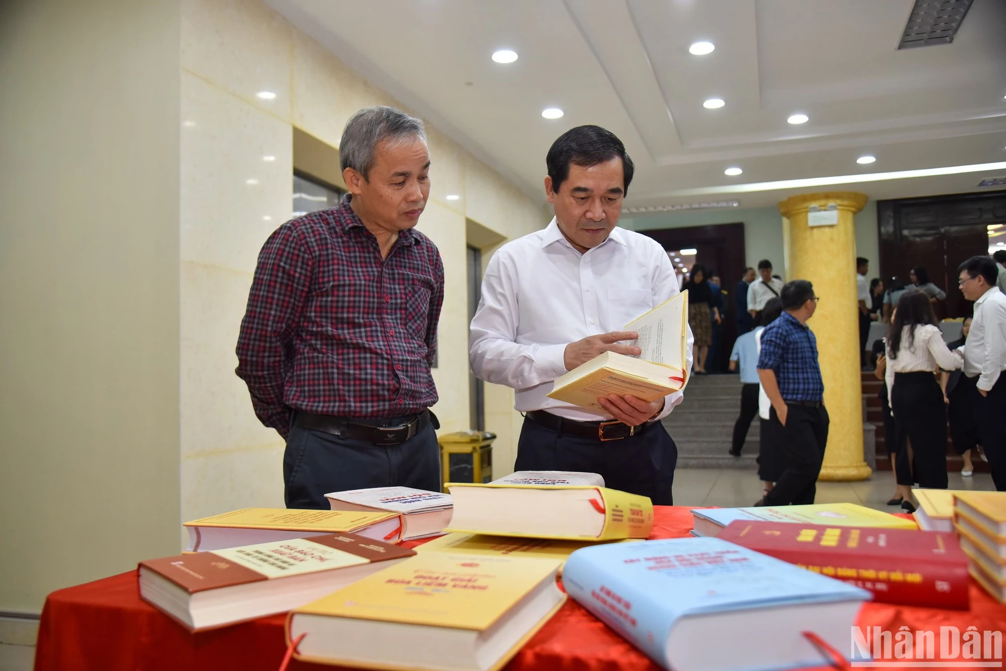 与会代表参观研讨会框架举行的书展。（日光 摄）