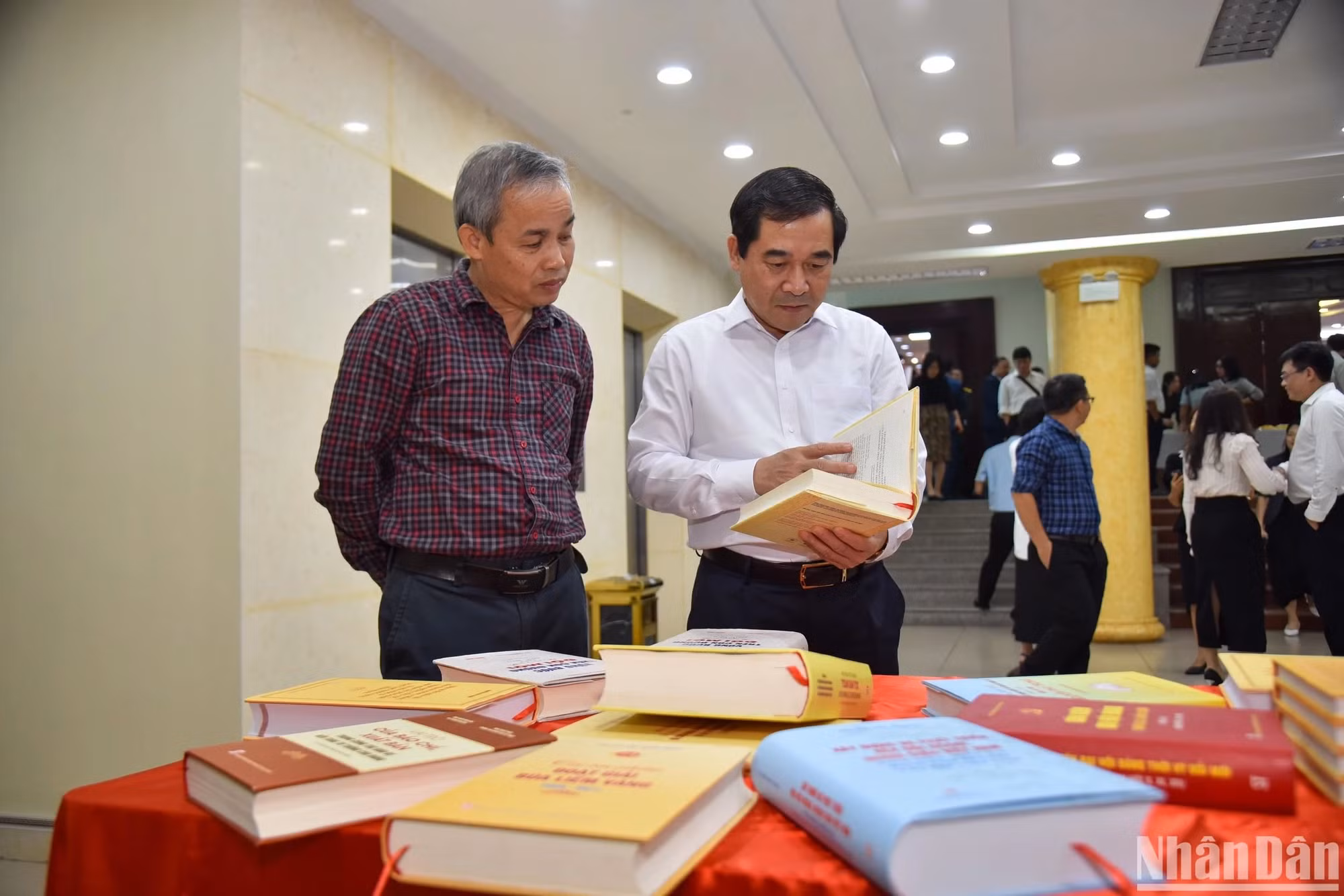 与会代表参观研讨会框架举行的书展。（日光 摄）