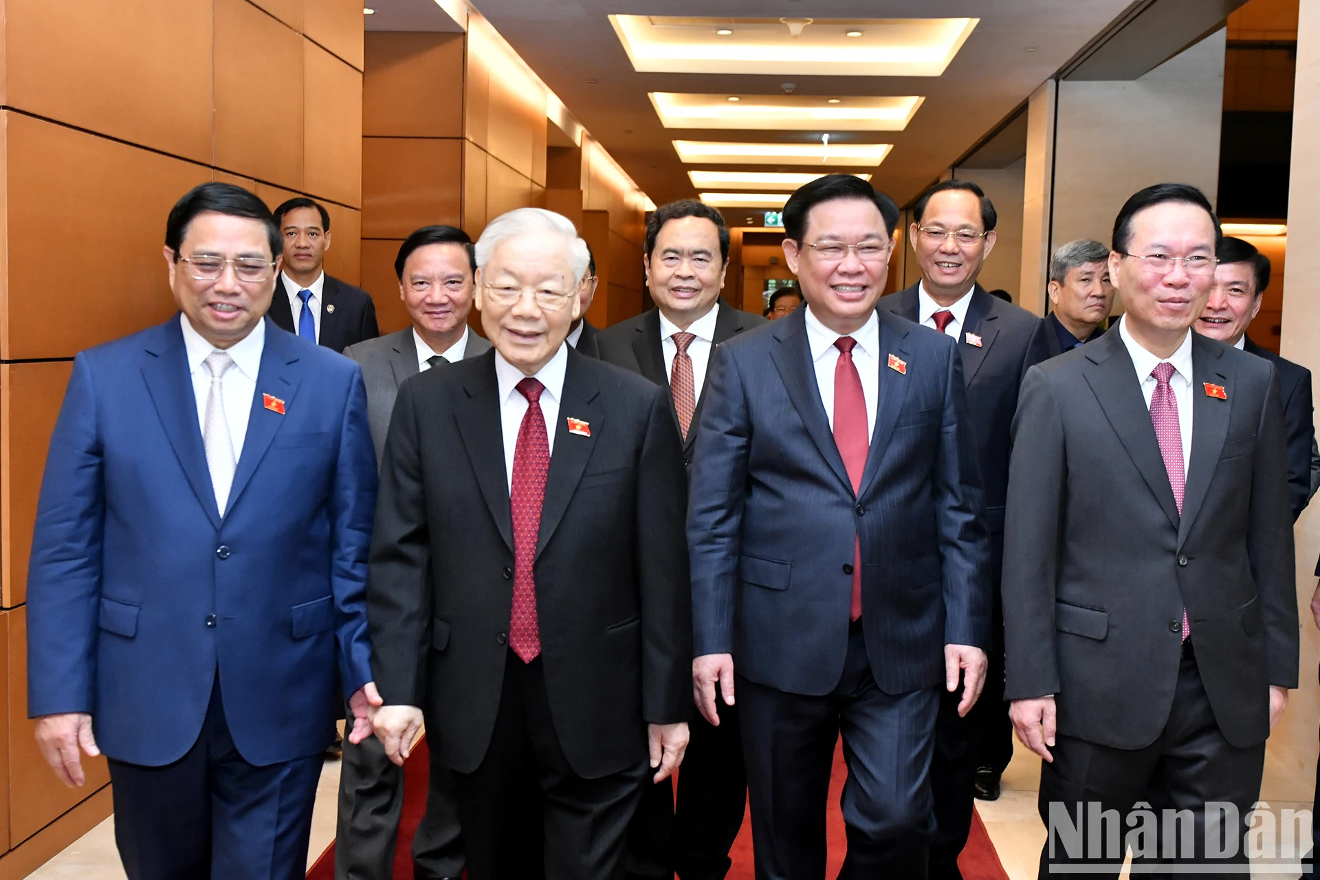 越共中央总书记阮富仲、国家主席武文赏、政府总理范明正、国会主席王廷惠、党和国家领导、前领导出席越南第十五届国会第六次会议开幕式。