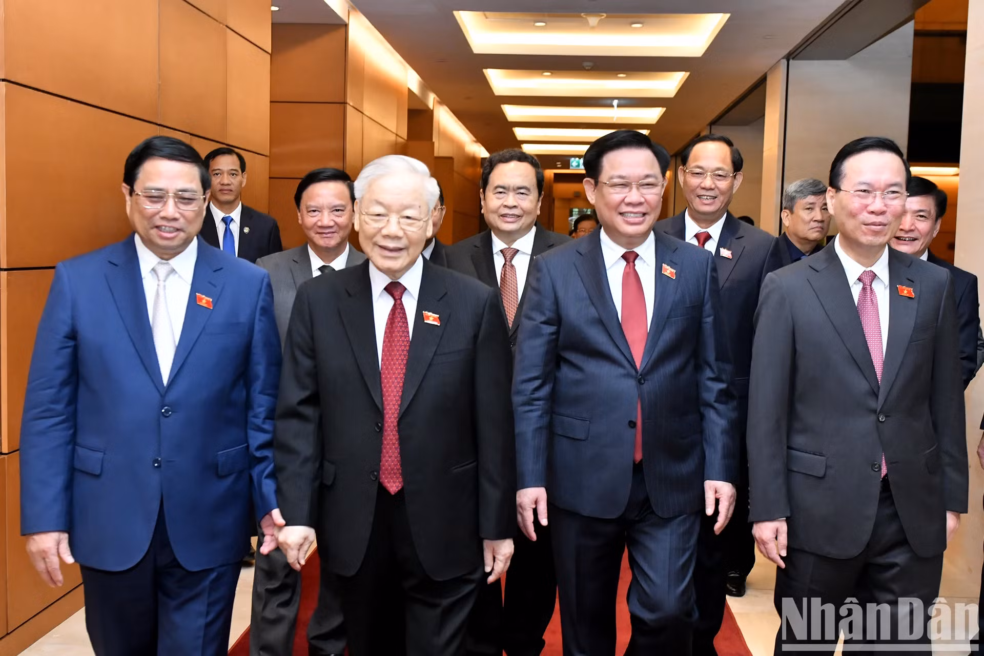 越共中央总书记阮富仲、国家主席武文赏、政府总理范明正、国会主席王廷惠、党和国家领导、前领导出席越南第十五届国会第六次会议开幕式。