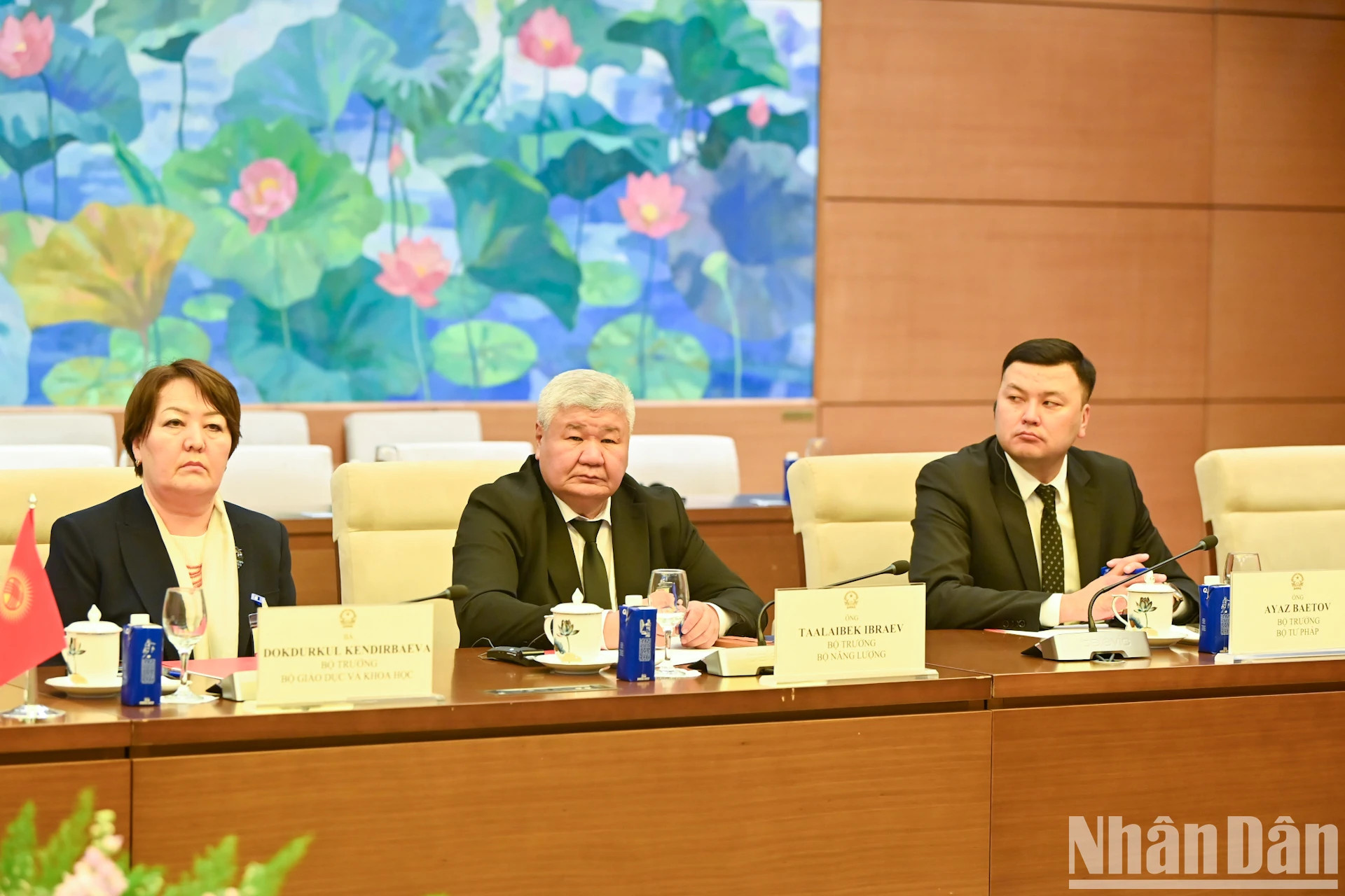 陪同阿德尔别克·卡西马利耶夫总理出席会见的吉尔吉斯斯坦代表团成员。 陪同阿德尔别克·卡西马利耶夫总理出席会见的吉尔吉斯斯坦代表团成员。