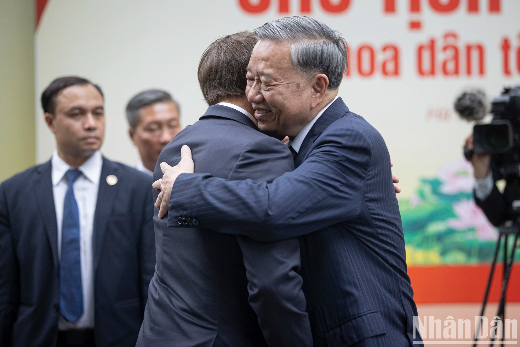 法国总统埃马纽埃尔·马克龙此次访越并和苏林总书记在胡志明主席遗迹区举行友谊树种植仪式具有重要意义。 法国总统埃马纽埃尔·马克龙此次访越并和苏林总书记在胡志明主席遗迹区举行友谊树种植仪式具有重要意义。