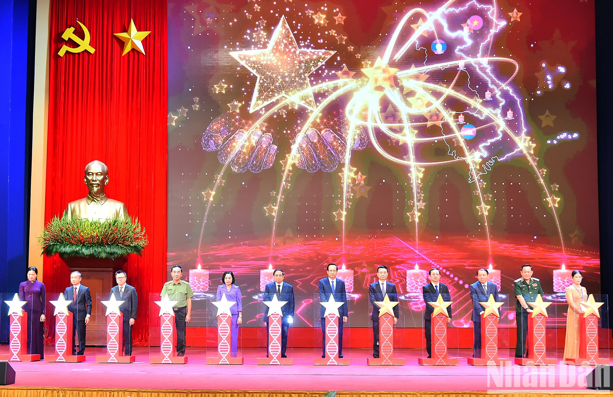 范明正总理和各位代表进行身份未得到确认的烈士及其家属基因库(DNA)亮相仪式。 范明正总理和各位代表进行身份未得到确认的烈士及其家属基因库(DNA)亮相仪式。