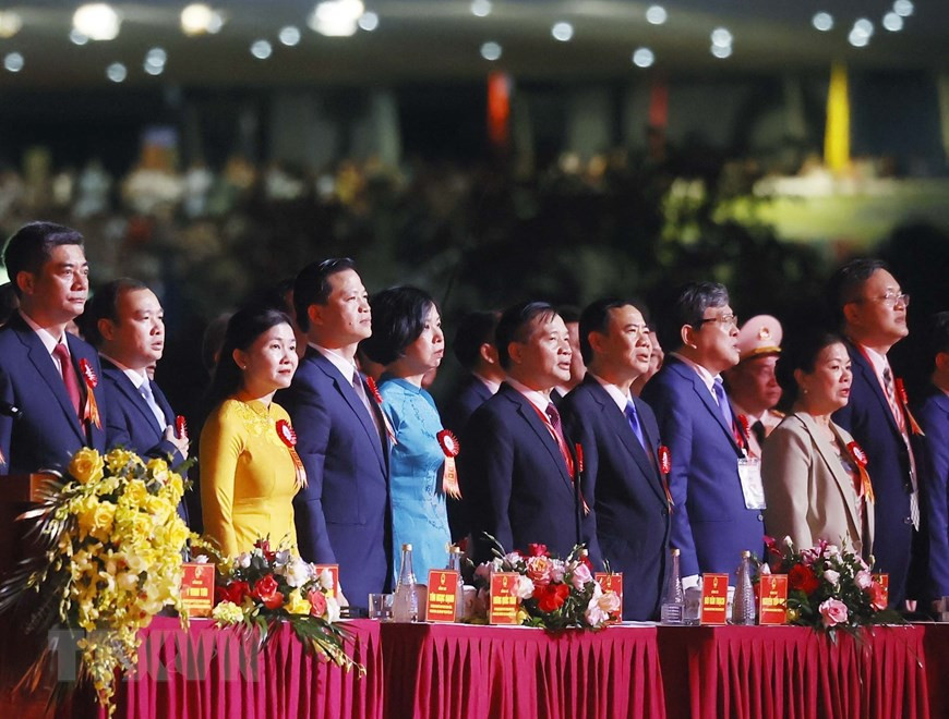 出席广宁省成立60周年(1963.10.30~2023.10.30)纪念典礼的各位代表。(图片来源:越通社) 出席广宁省成立60周年(1963.10.30~2023.10.30)纪念典礼的各位代表。(图片来源:越通社)