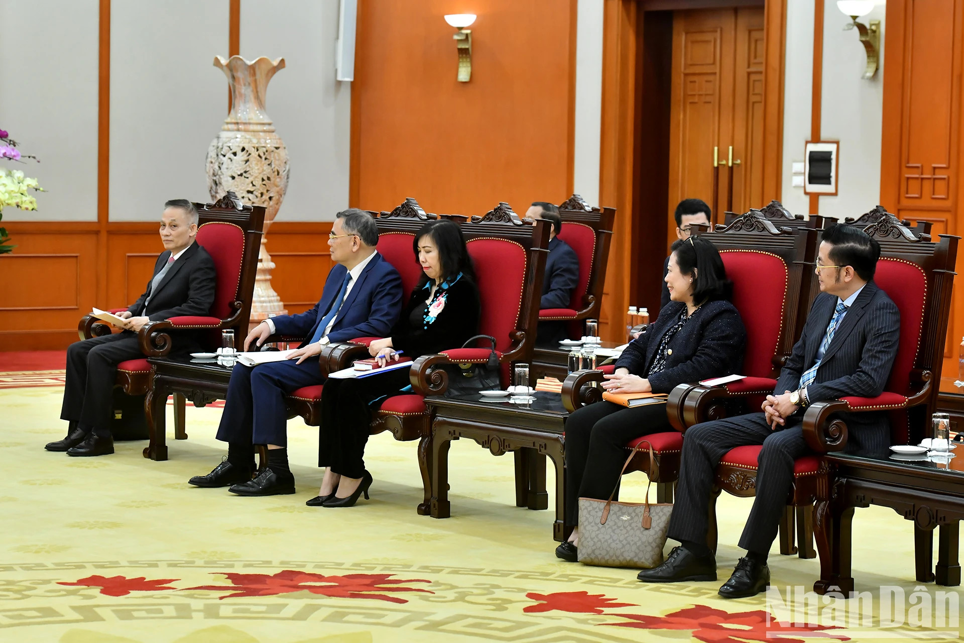 越方代表团成员出席会见。