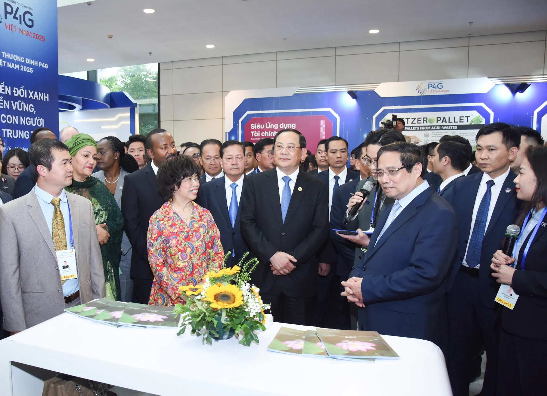 范明正总理和各位代表出参观以“小创新-大影响”为主题的“绿色增长”展览。