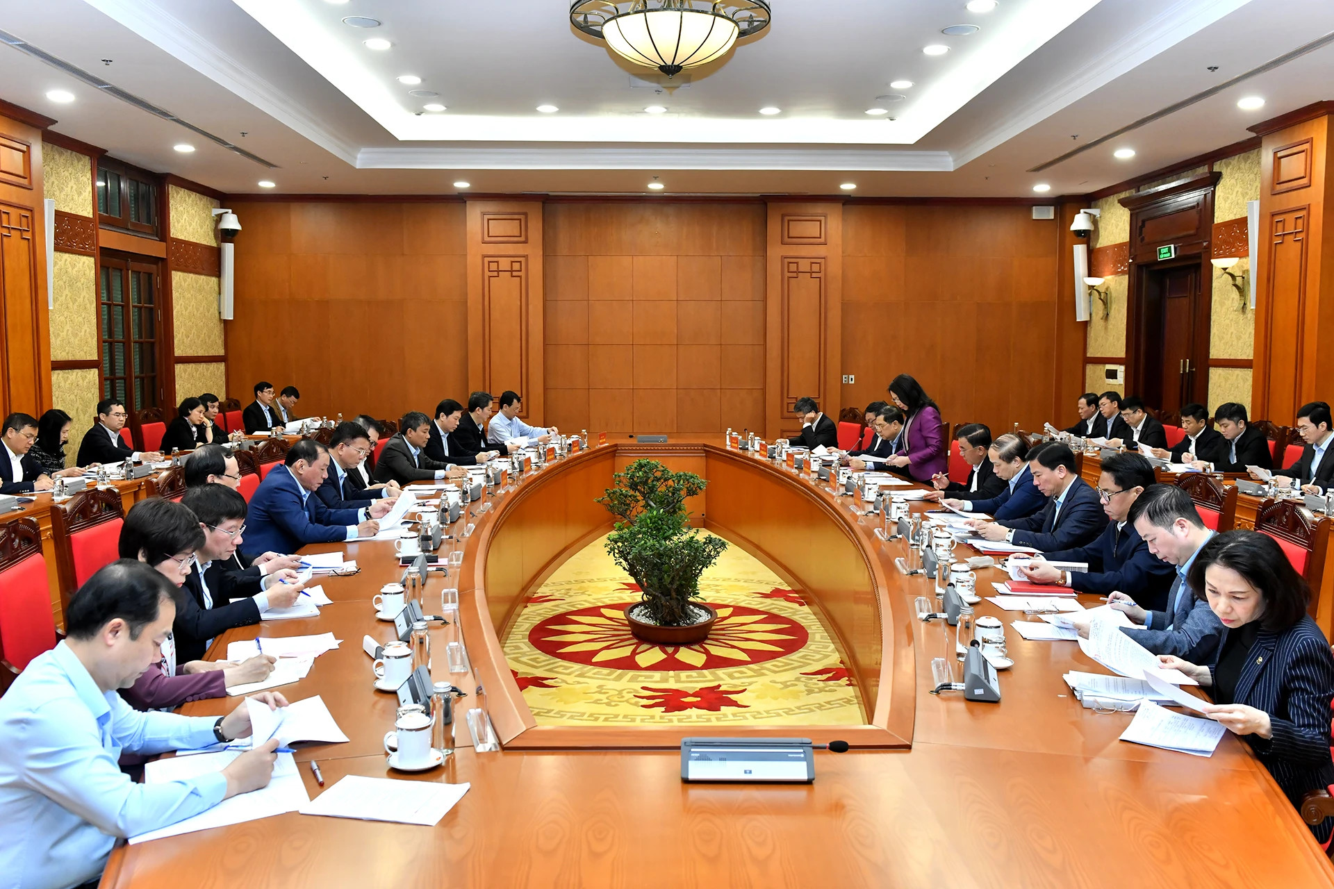 越共十四大服务组织小组第三次会议场景。