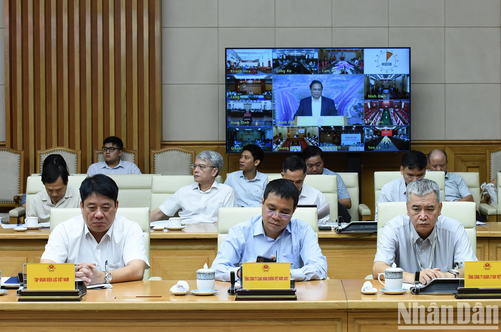 各公司、企业代表在会上发表讲话。