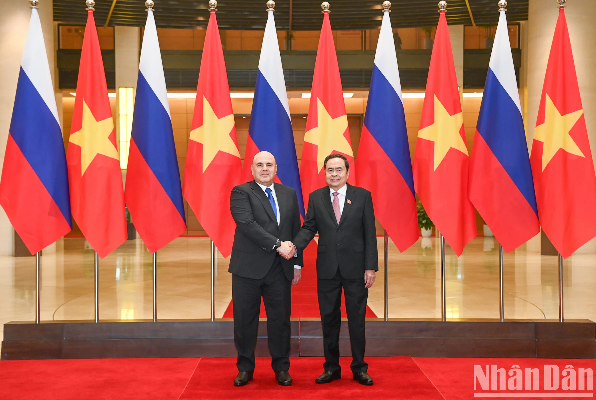 越南国会主席陈青敏和俄罗斯联邦政府总理米舒斯京。