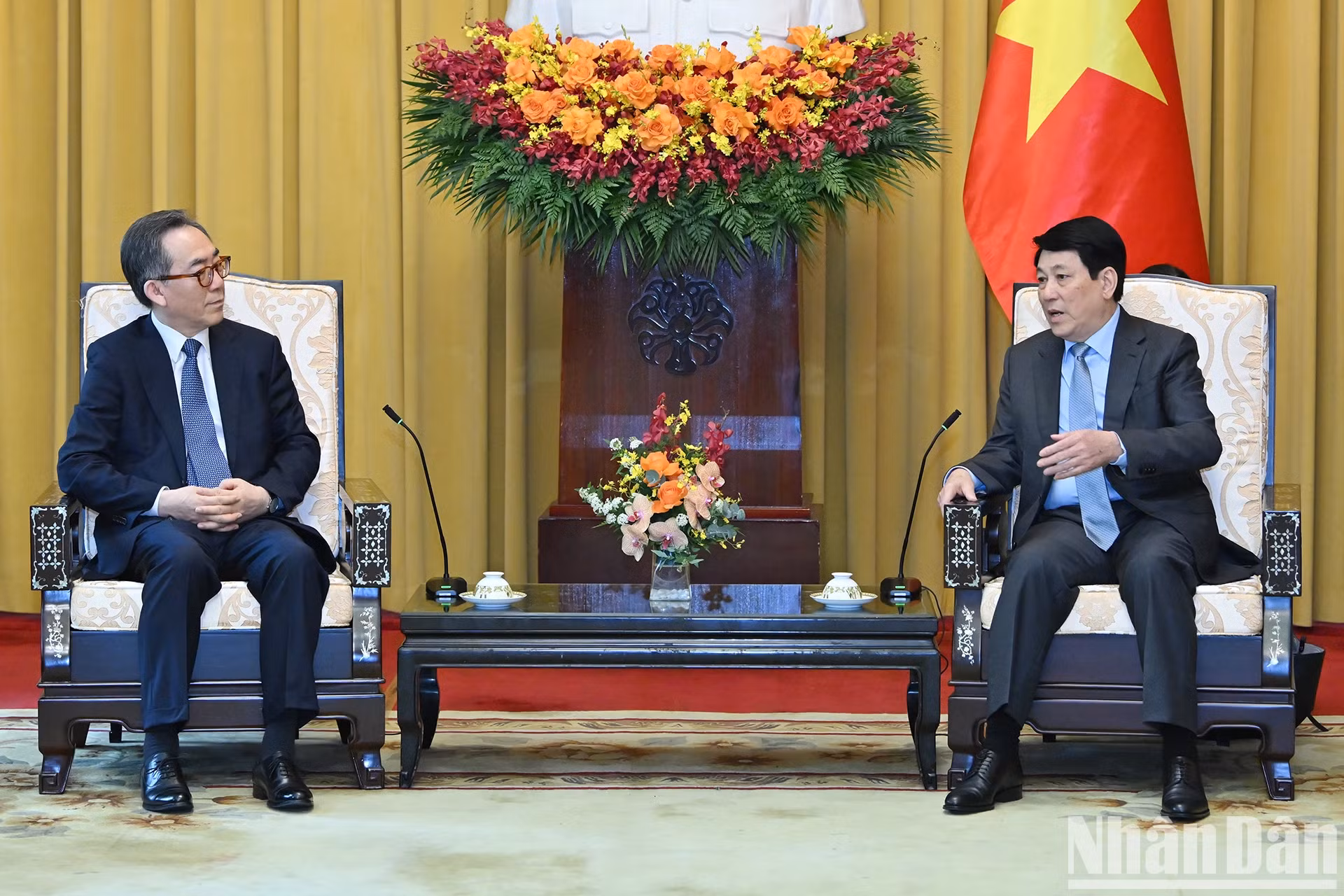 越南国家主席梁强会见韩国外交部长官赵兑烈。