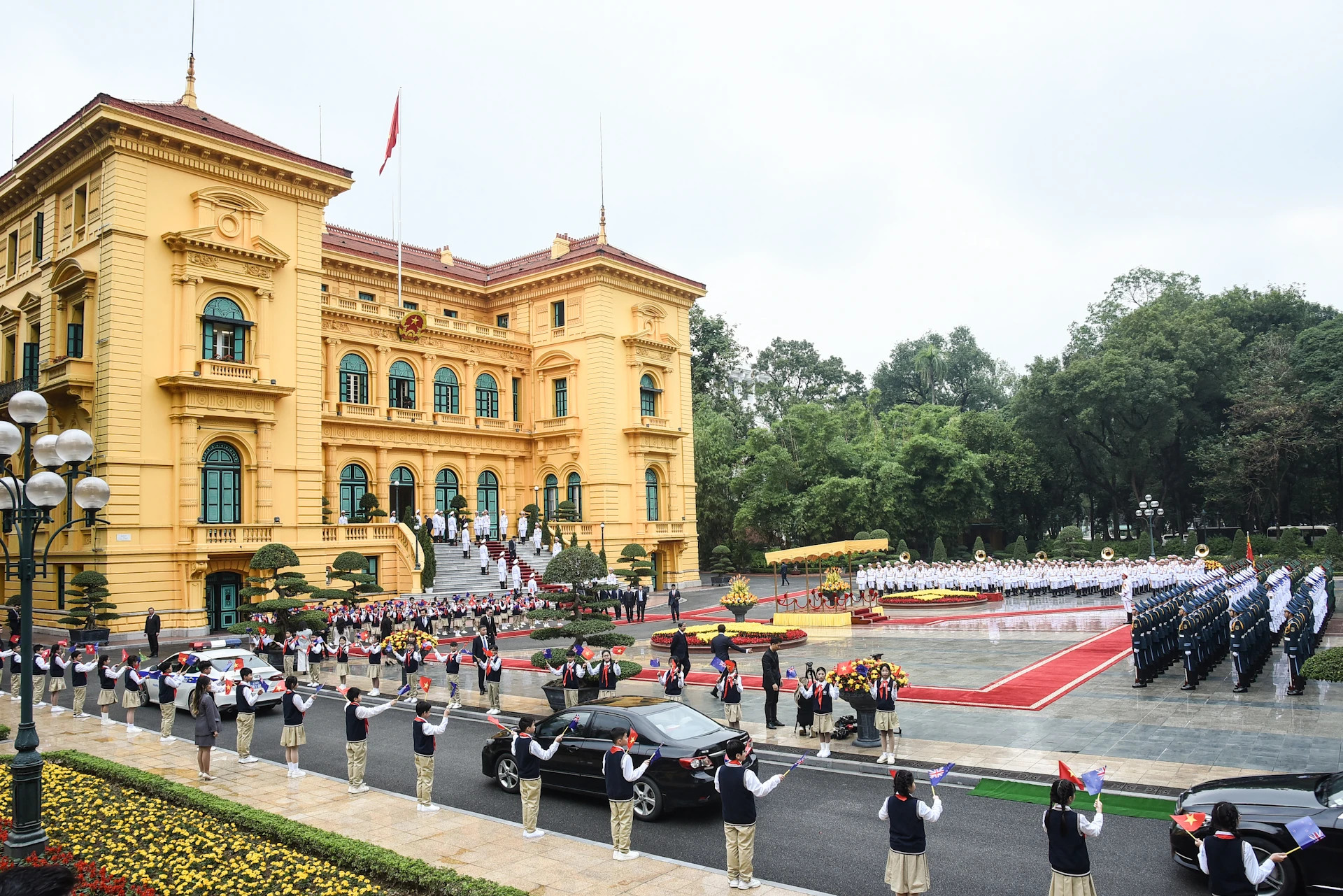 越南政府总理范明正在主席府主持仪式,欢迎新西兰总理克里斯托弗·拉克森对越南进行正式访问并出席第二届东盟未来论坛。 越南政府总理范明正在主席府主持仪式,欢迎新西兰总理克里斯托弗·拉克森对越南进行正式访问并出席第二届东盟未来论坛。