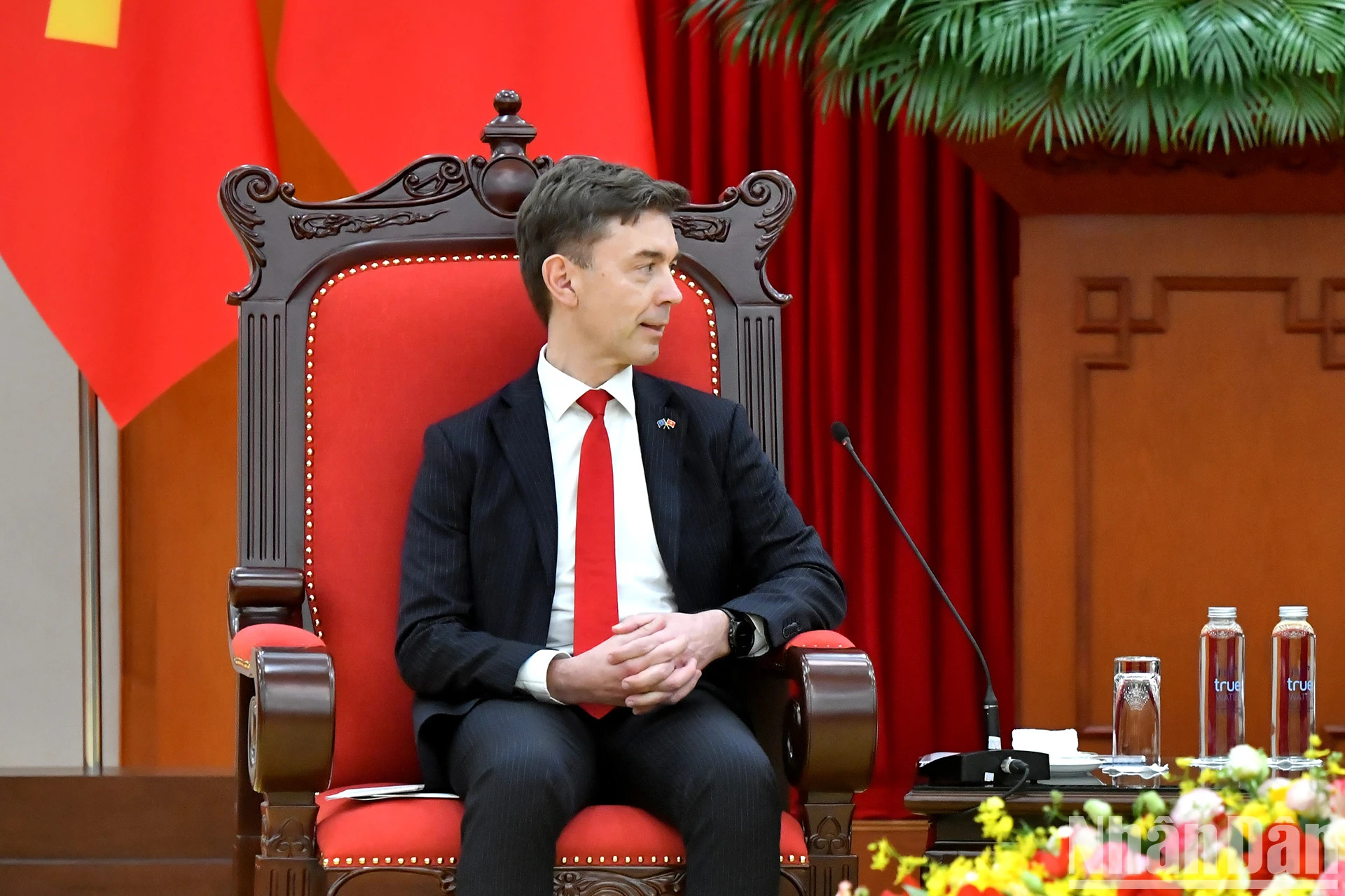 欧盟驻越南代表团团长朱利安·古尔利尔在会见时发表讲话。