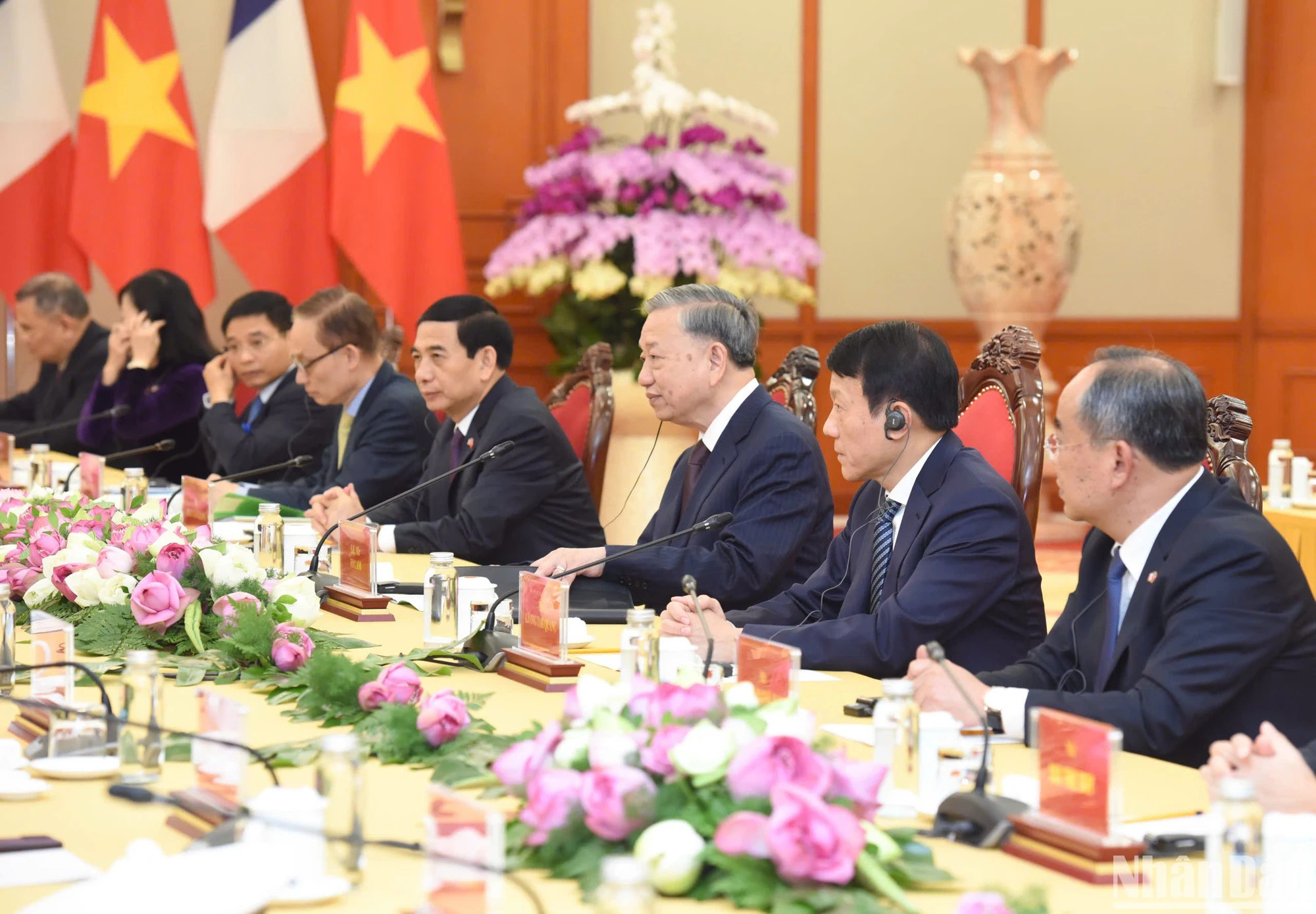 苏林总书记和越方代表团成员出席会见。 苏林总书记和越方代表团成员出席会见。