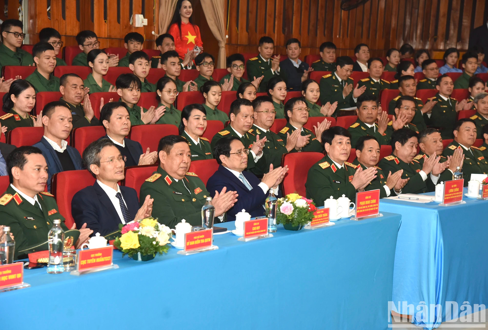 越南政府总理范明正走访慰问了军队艺术文化大学干部、师生和战士并向他们拜年。 越南政府总理范明正走访慰问了军队艺术文化大学干部、师生和战士并向他们拜年。