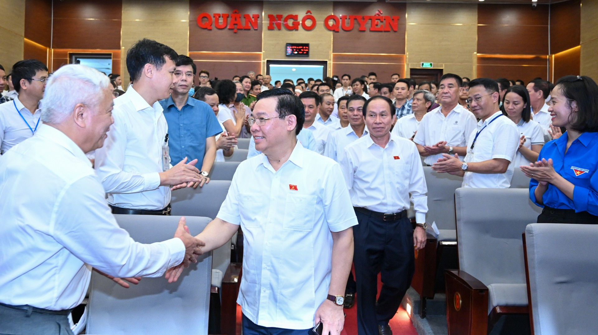 国会主席王廷惠和吴权郡的选民亲切握手。 国会主席王廷惠和吴权郡的选民亲切握手。