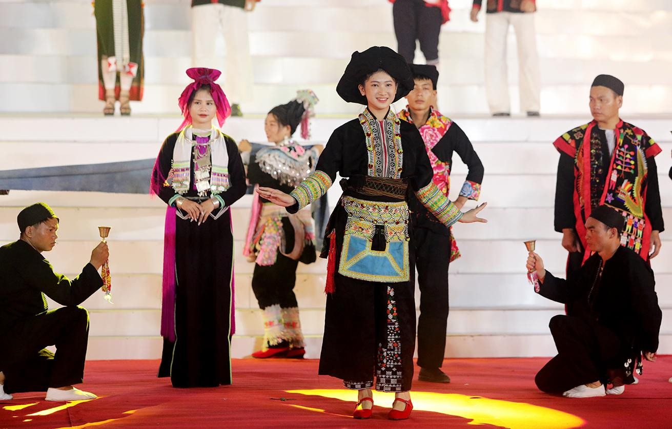 瑶族人的服饰就是精致美丽的作品。 瑶族人的服饰就是精致美丽的作品。