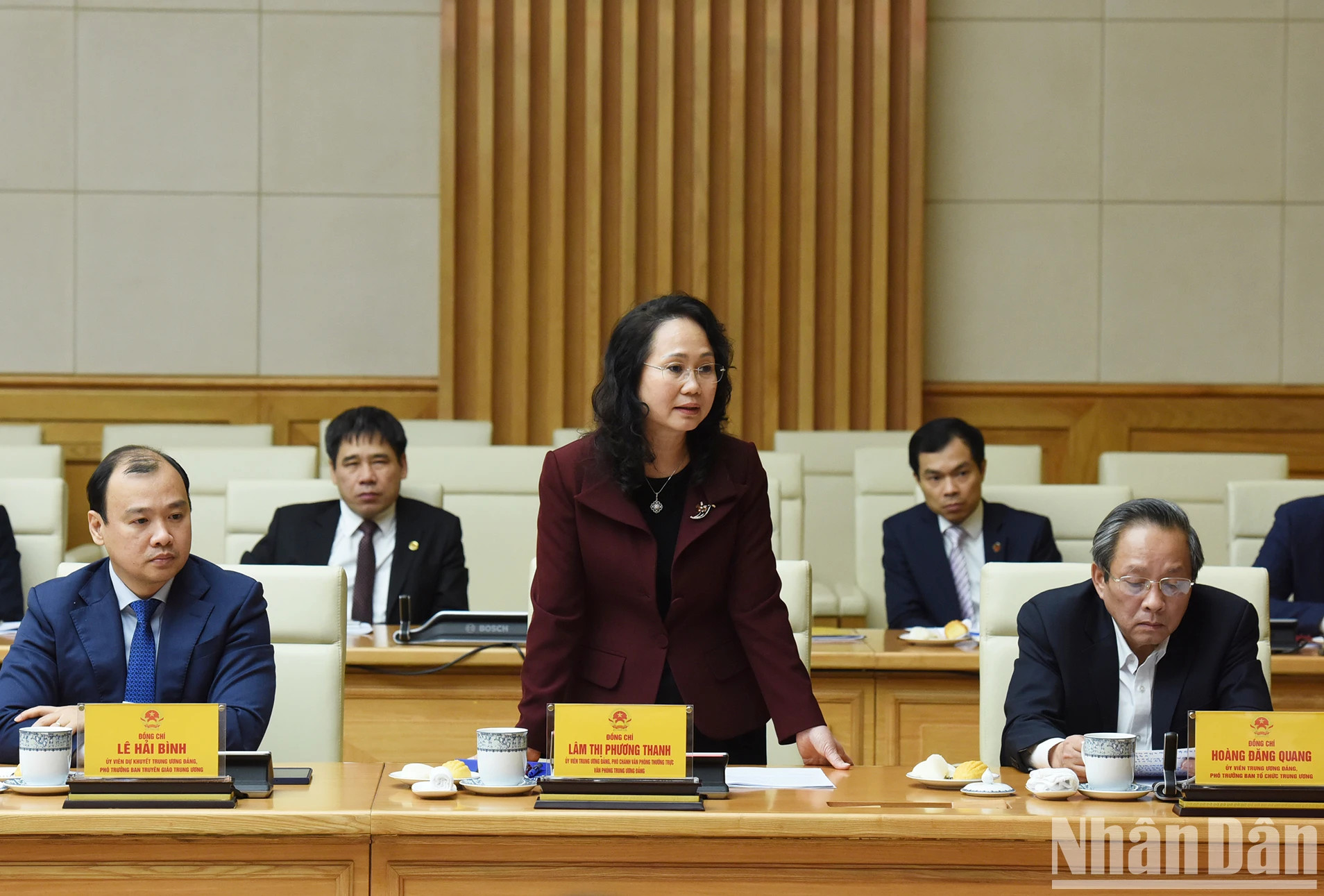 与会代表发表讲话。 与会代表发表讲话。