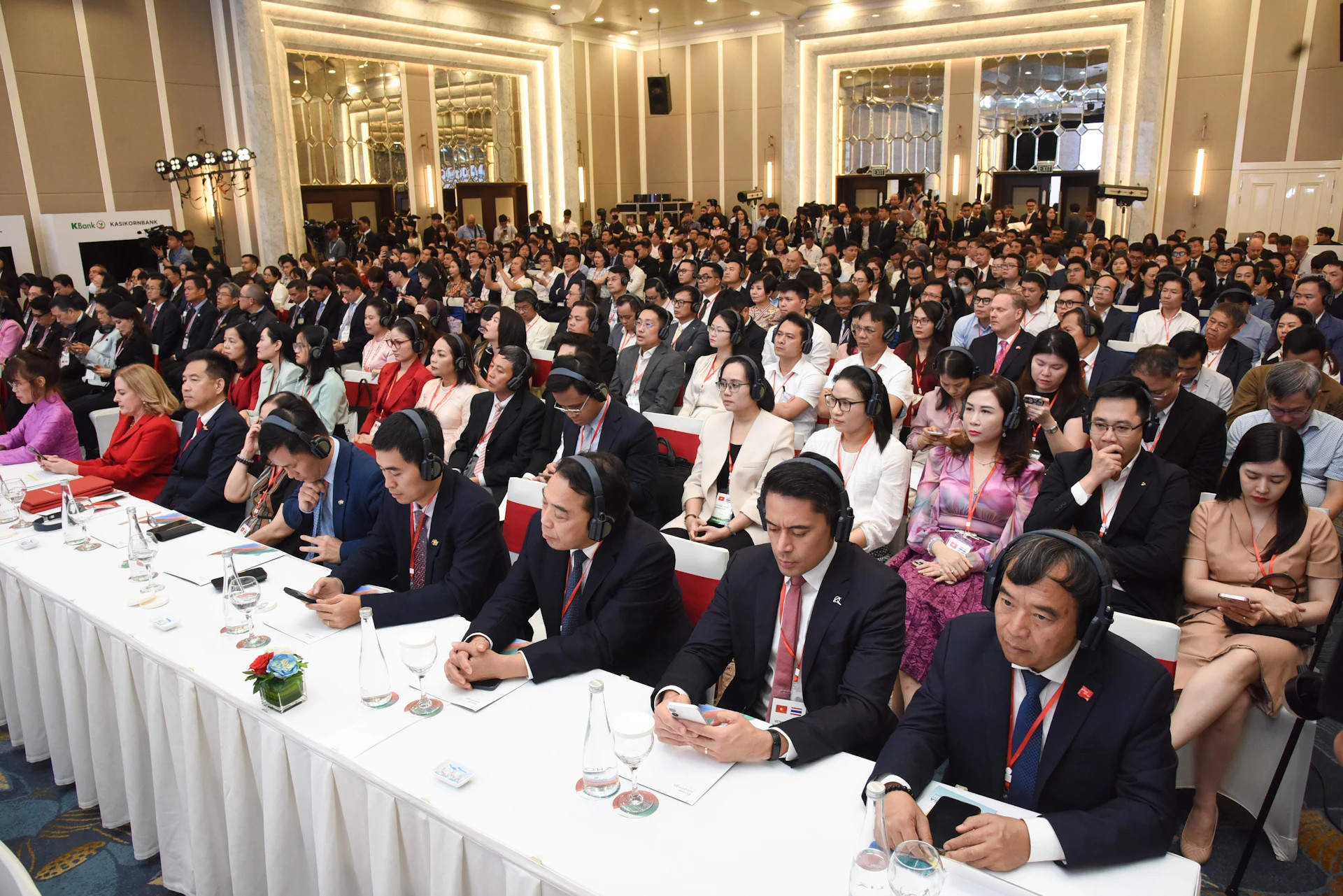 越南代表和企业代表出席2025年越泰企业论坛。