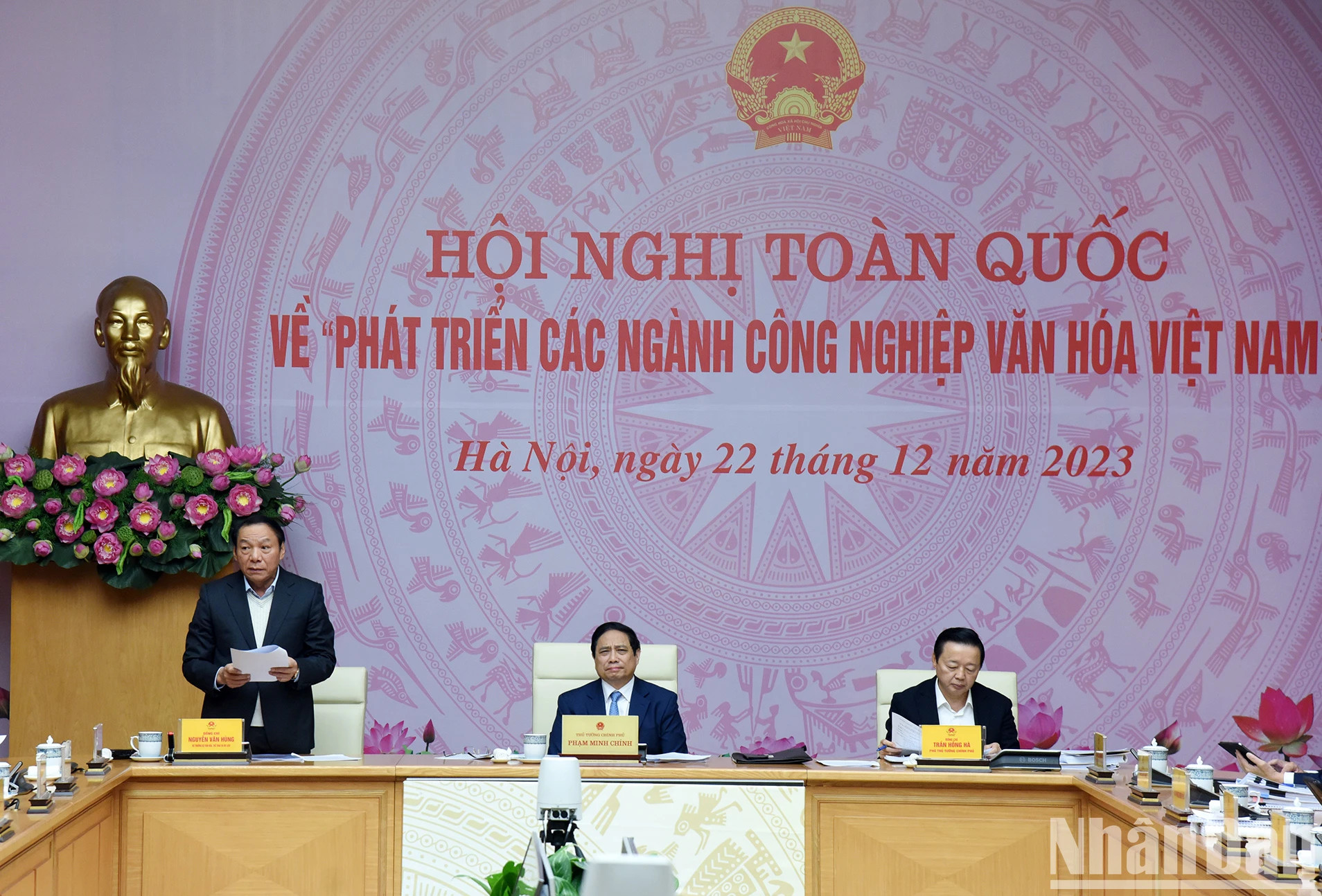 文化体育与旅游部部长阮文雄在会上作关于文化产业发展情况的报告。 文化体育与旅游部部长阮文雄在会上作关于文化产业发展情况的报告。