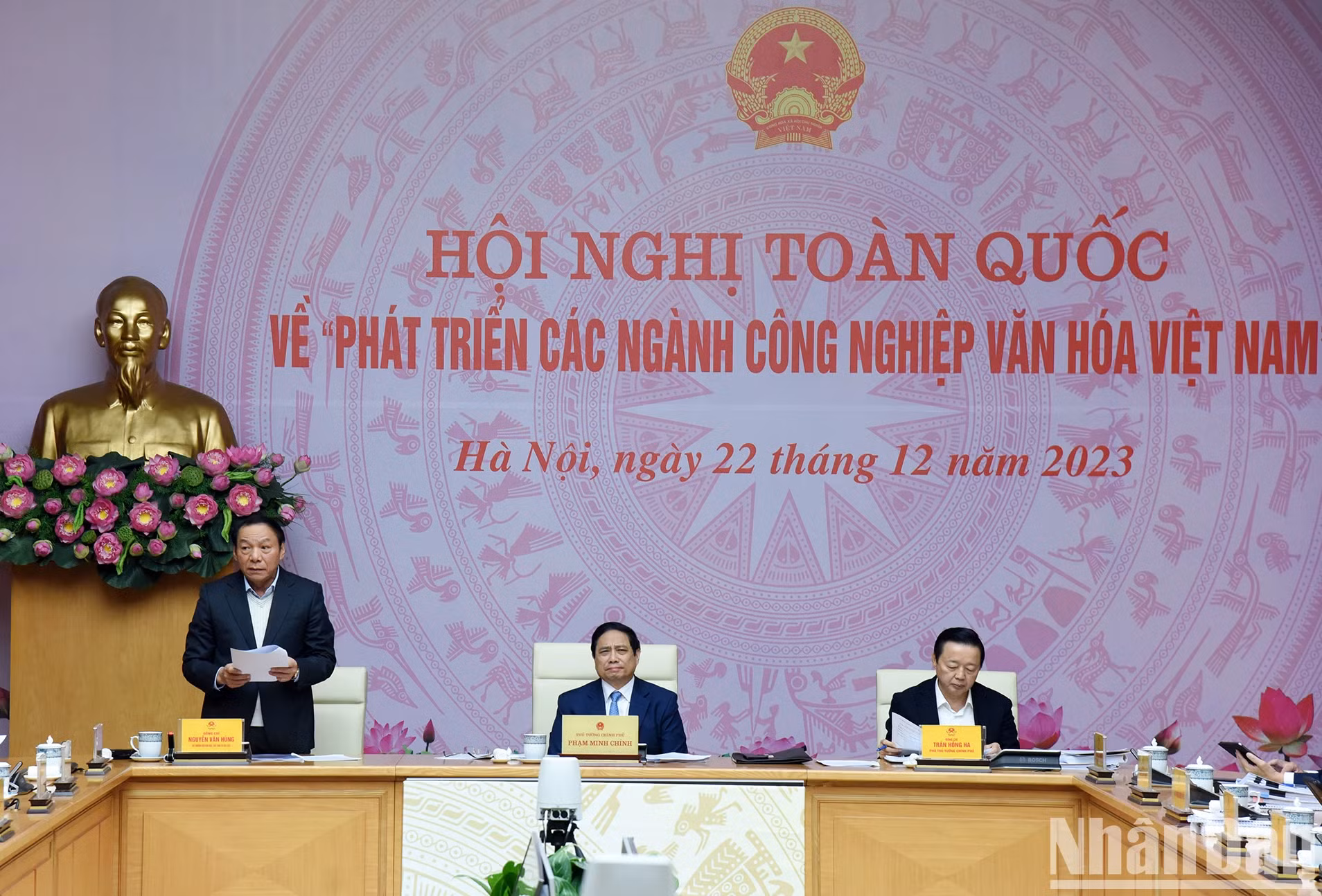 文化体育与旅游部部长阮文雄在会上作关于文化产业发展情况的报告。