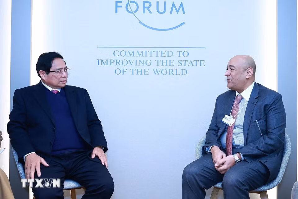 越南政府总理范明正会见海湾阿拉伯国家合作委员会秘书长贾西姆·穆罕默德·阿布达伊维 。(图片来源：越通社)。
