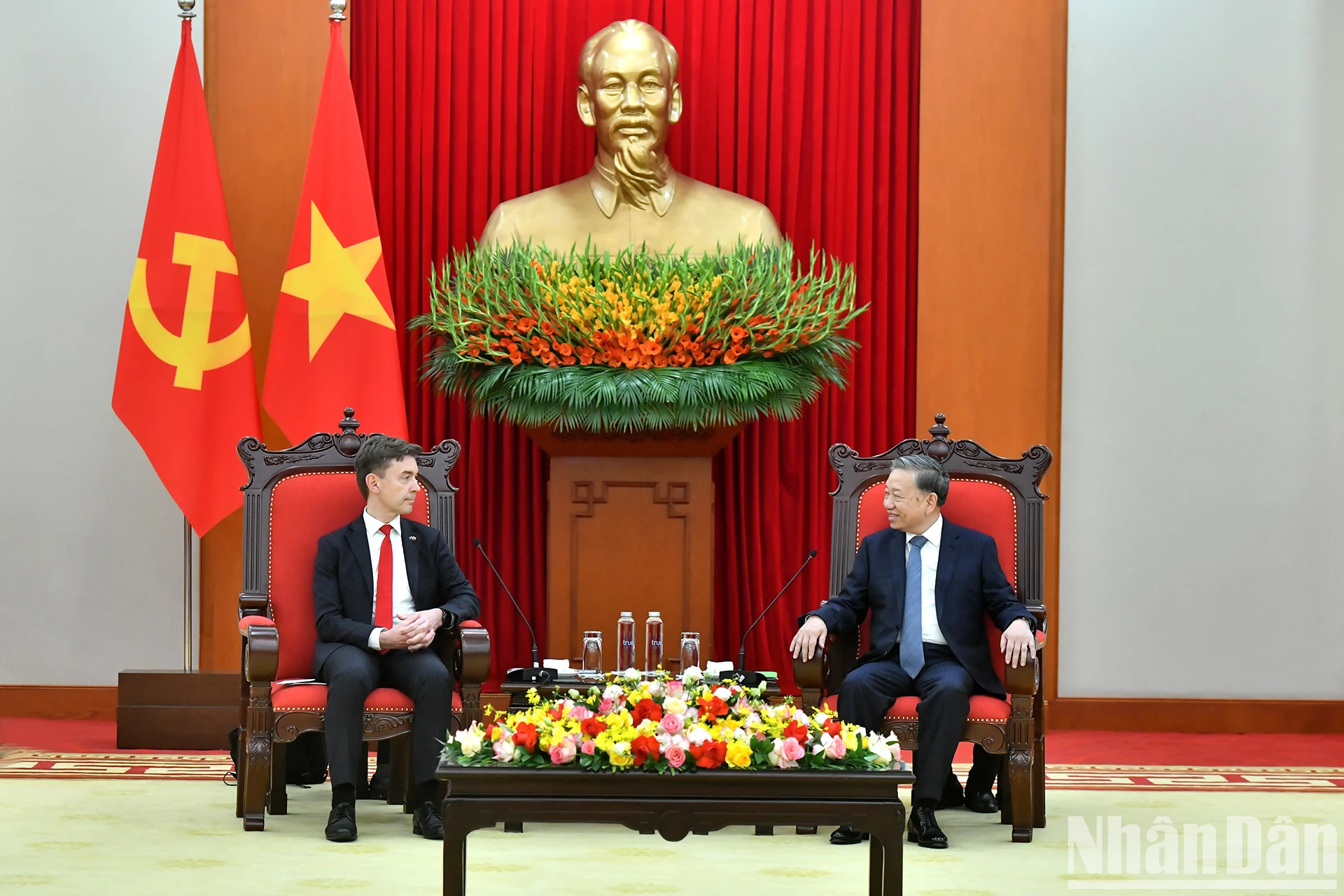 越共中央总书记苏林会见欧盟驻越南代表团团长朱利安·古尔利。