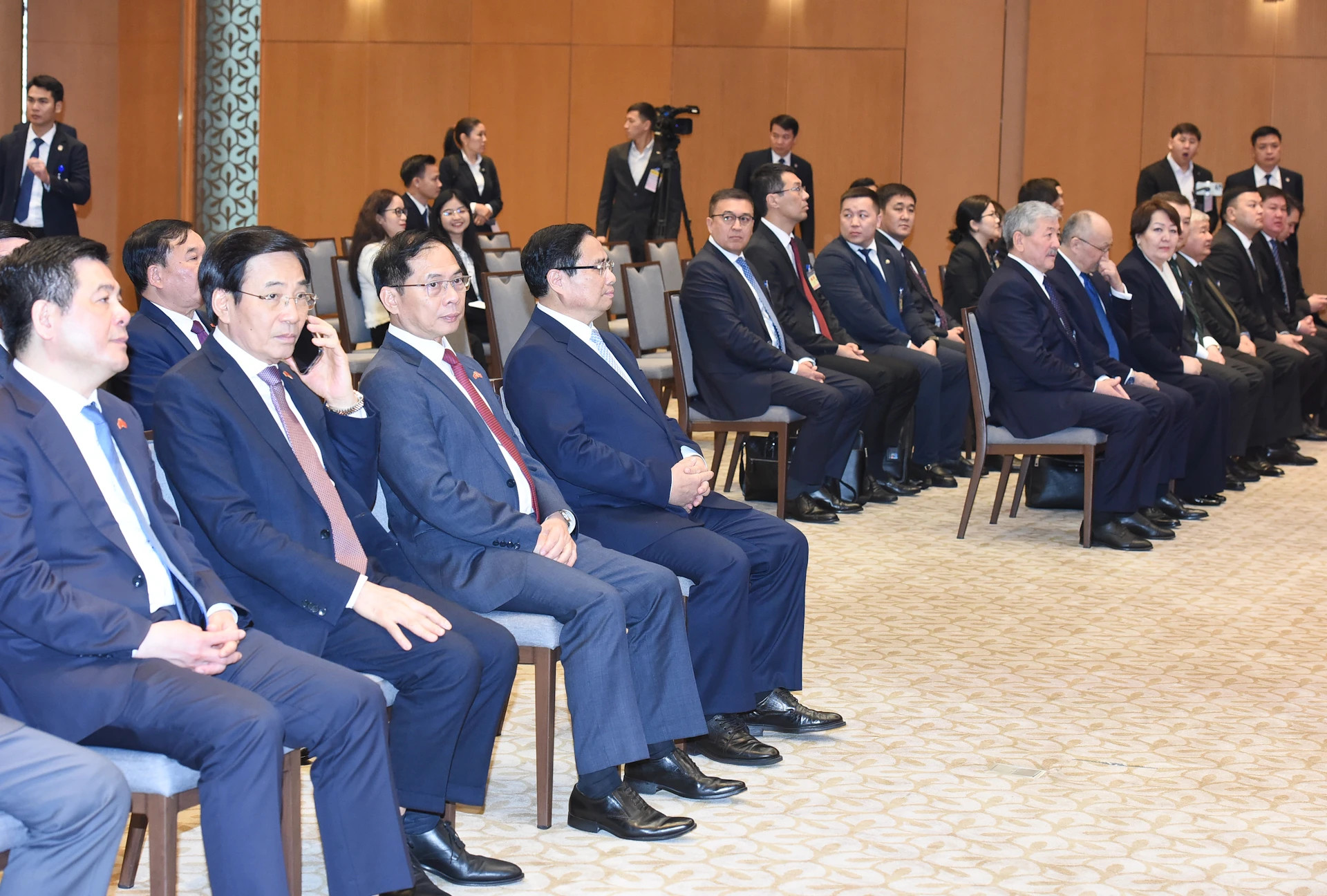 出席越南与吉尔吉斯斯坦合作文件签署仪式的各位代表。