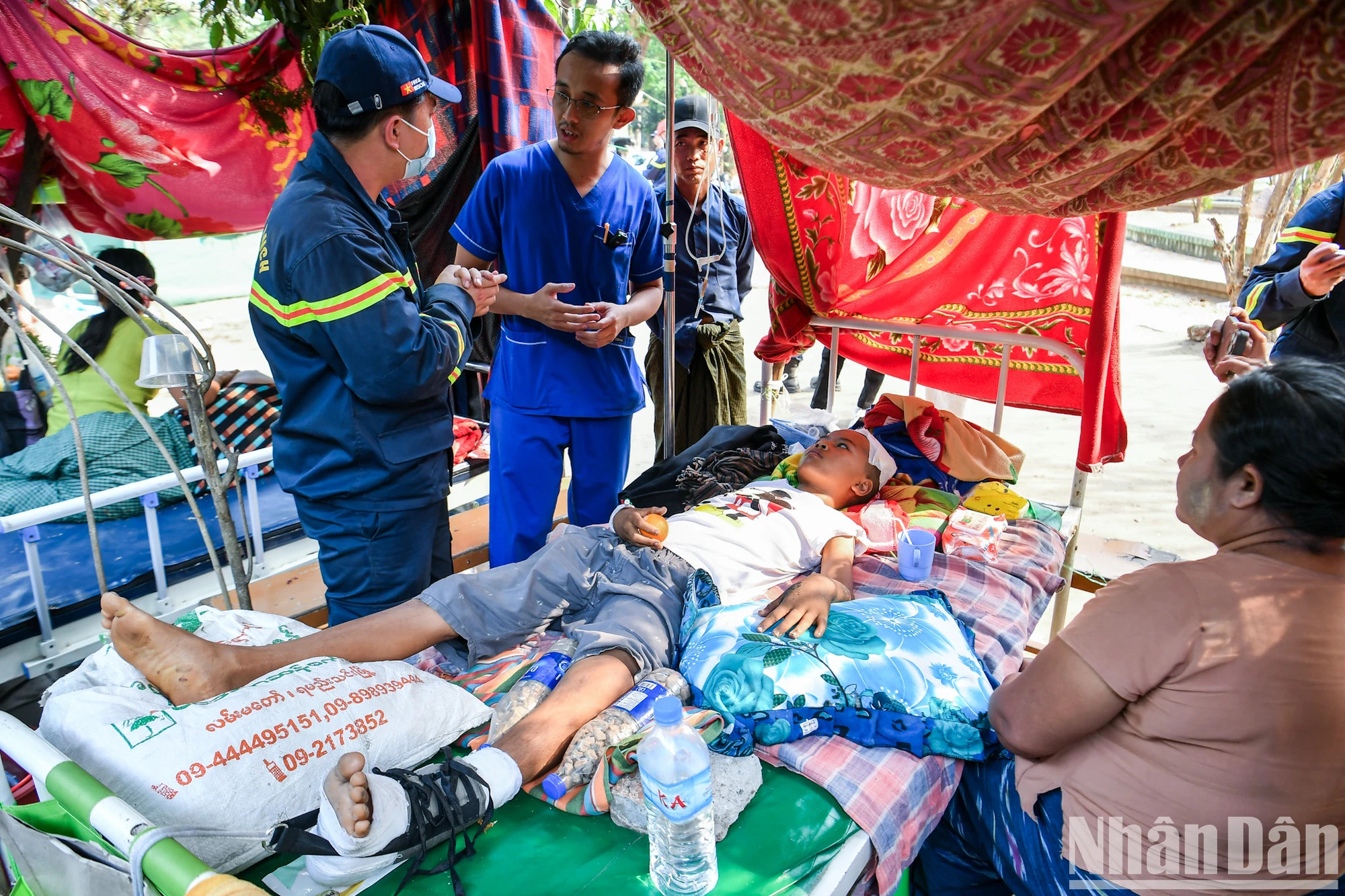 越南救援队也主动向遭受地震灾害影响的患者赠送慰问品和现金等。 越南救援队也主动向遭受地震灾害影响的患者赠送慰问品和现金等。