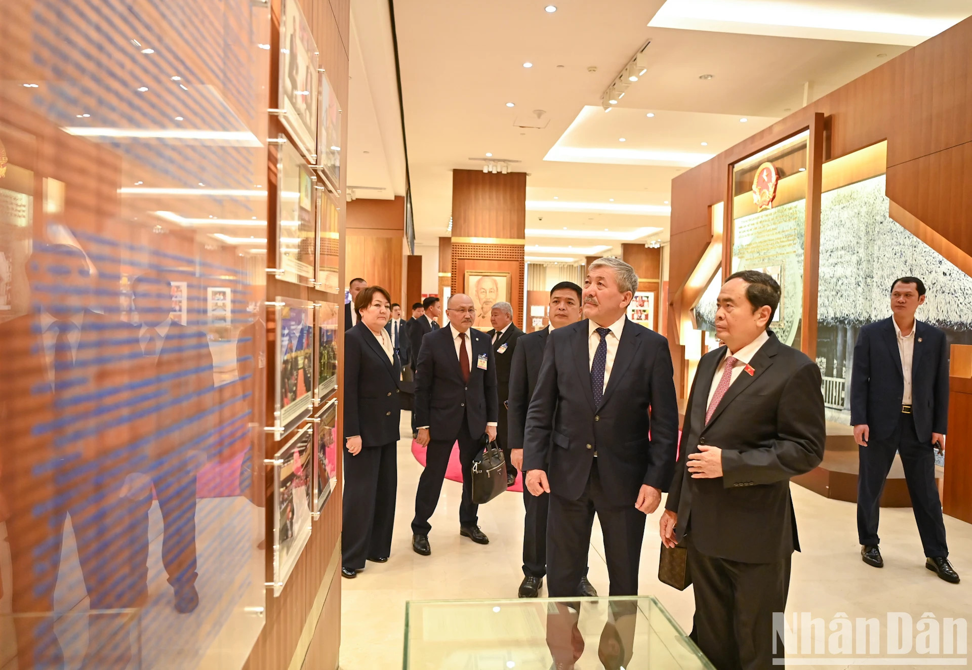 阿德尔别克·卡西马利耶夫总理一行参观越南国会传统陈列室。 阿德尔别克·卡西马利耶夫总理一行参观越南国会传统陈列室。