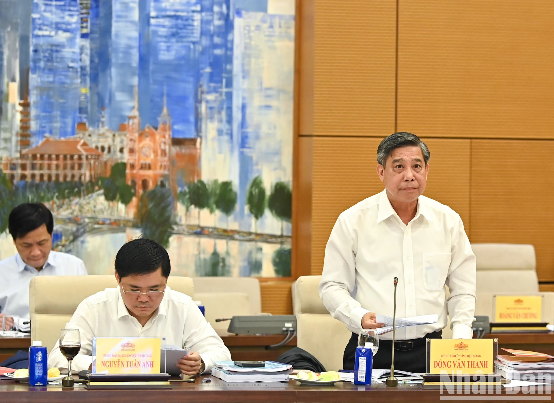 后江省委书记童文青在会上作报告。