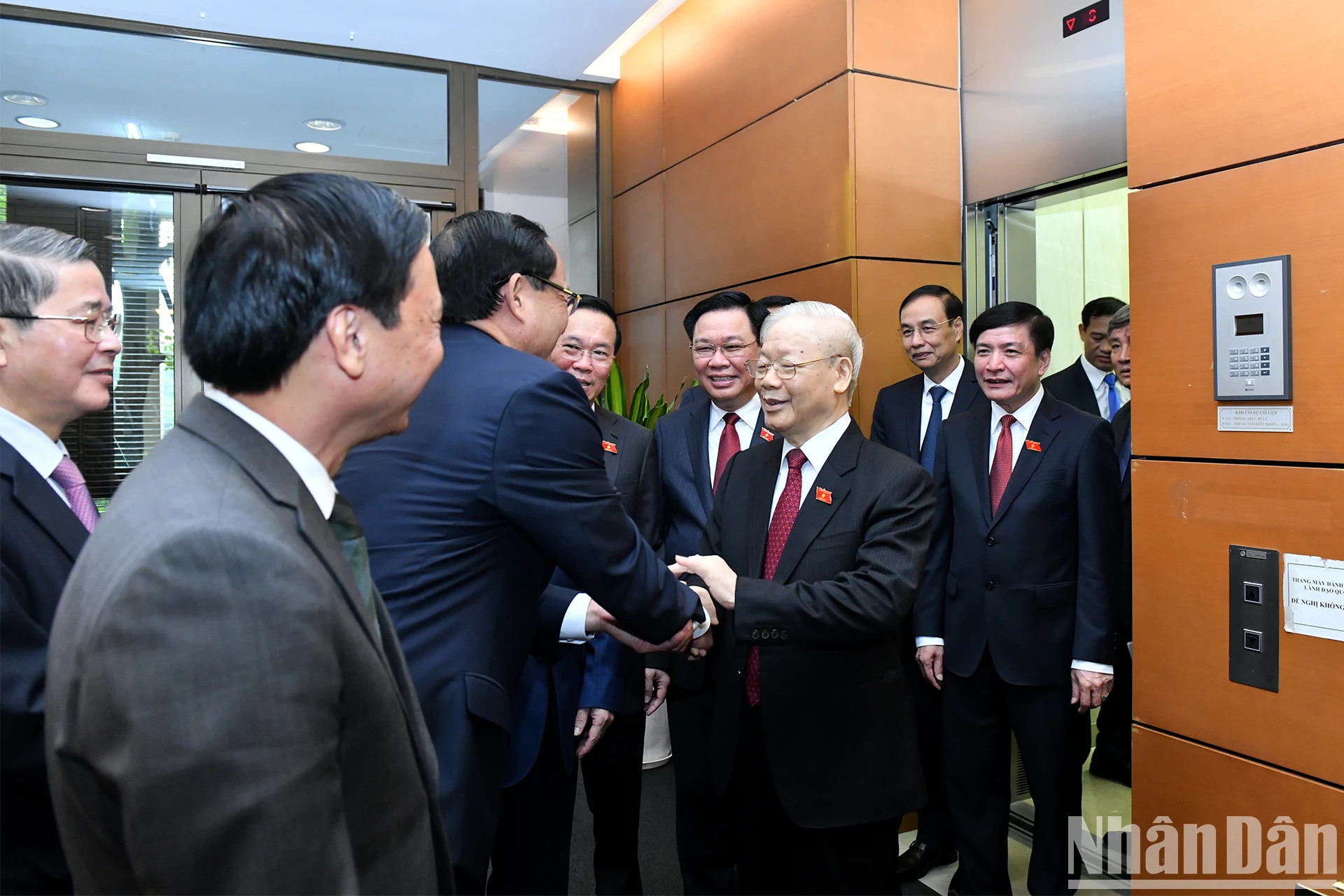 越共中央总书记阮富仲、党和国家领导、前领导出席越南第十五届国会第六次会议开幕式。