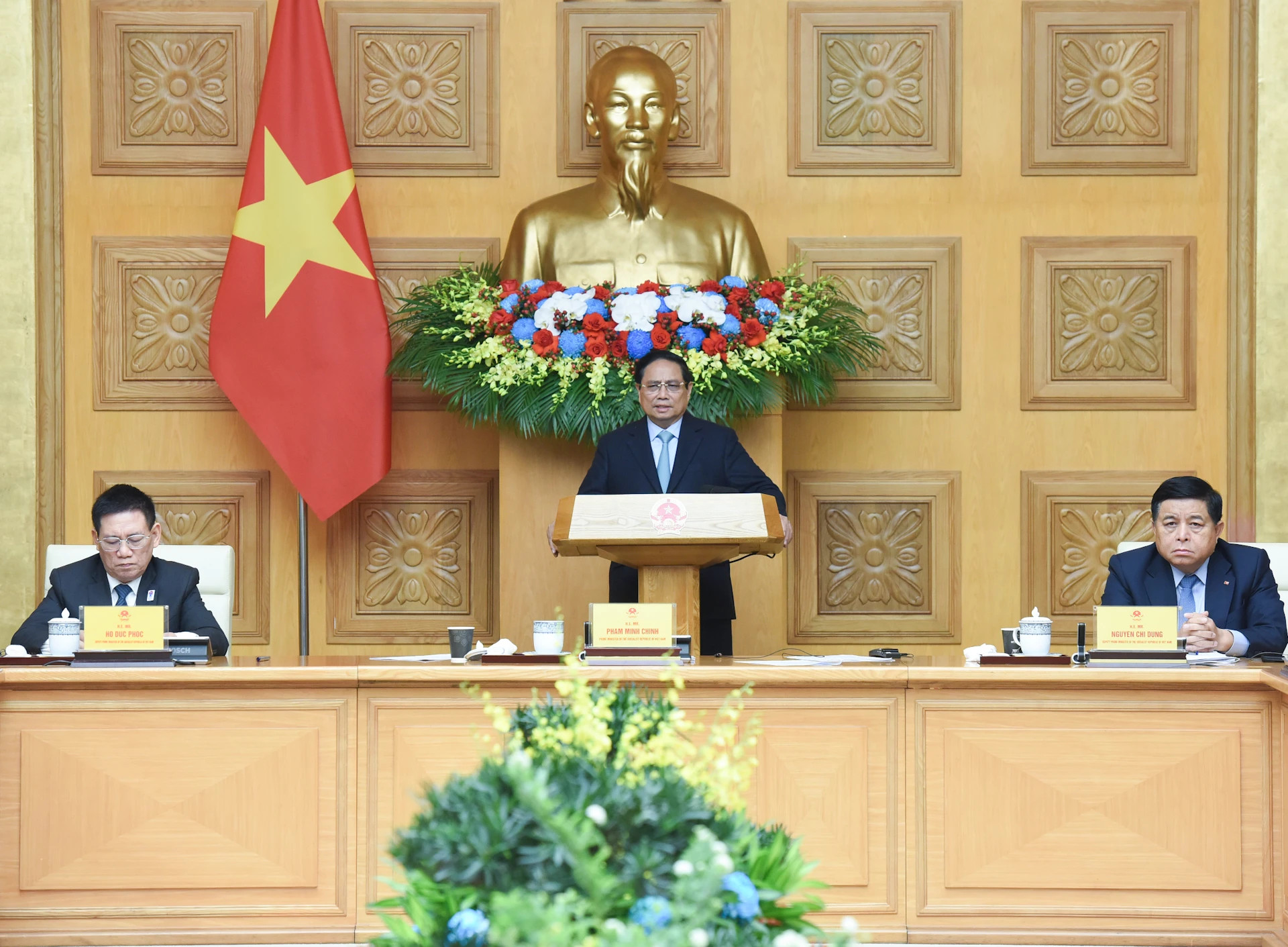 越南政府总理范明正、政府副总理胡德福、政府副总理阮志勇主持与日本企业的座谈会。