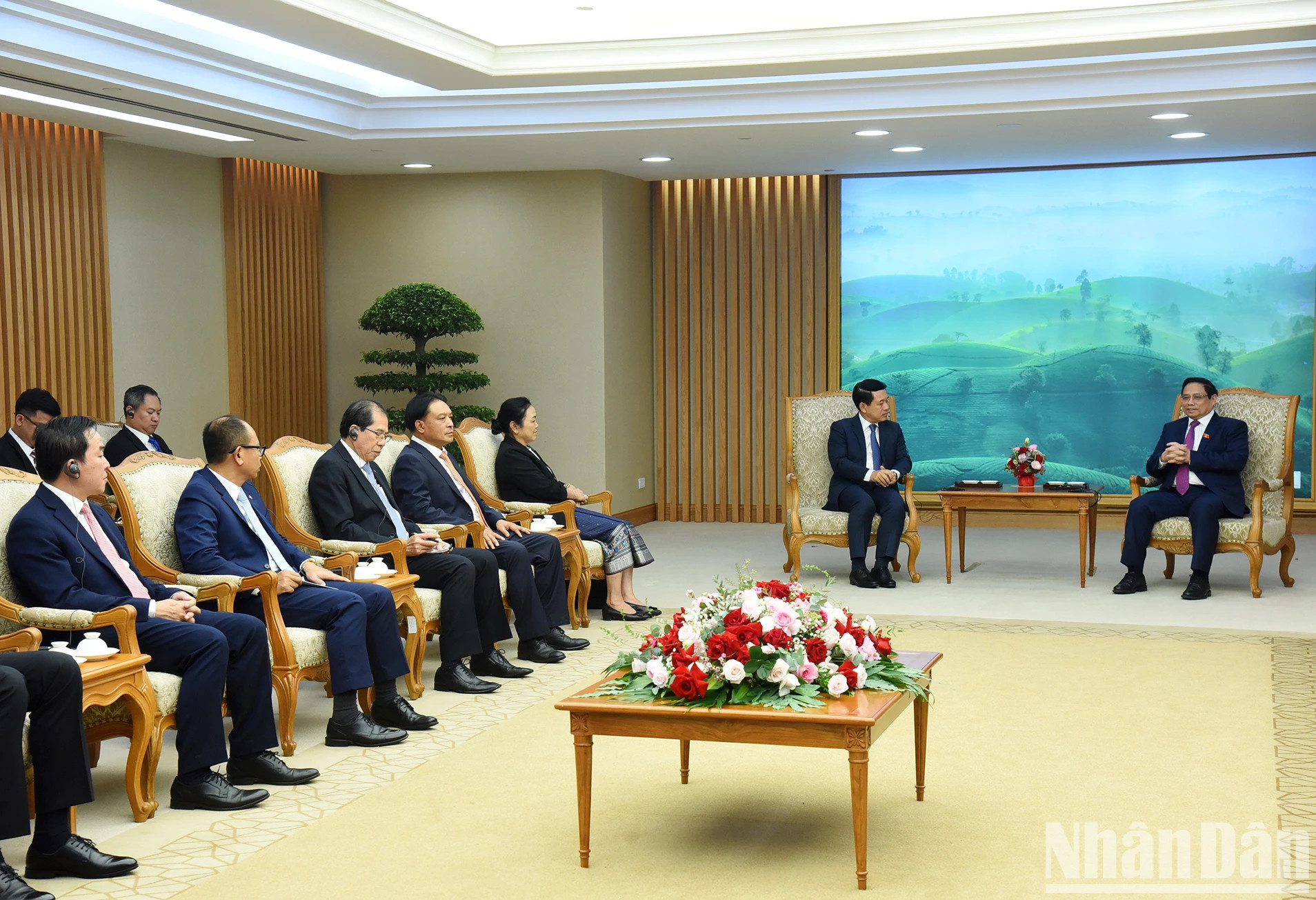 陪同老挝政府副总理兼外交部长沙伦塞·贡马西的老挝代表团成员。（陈海 摄）