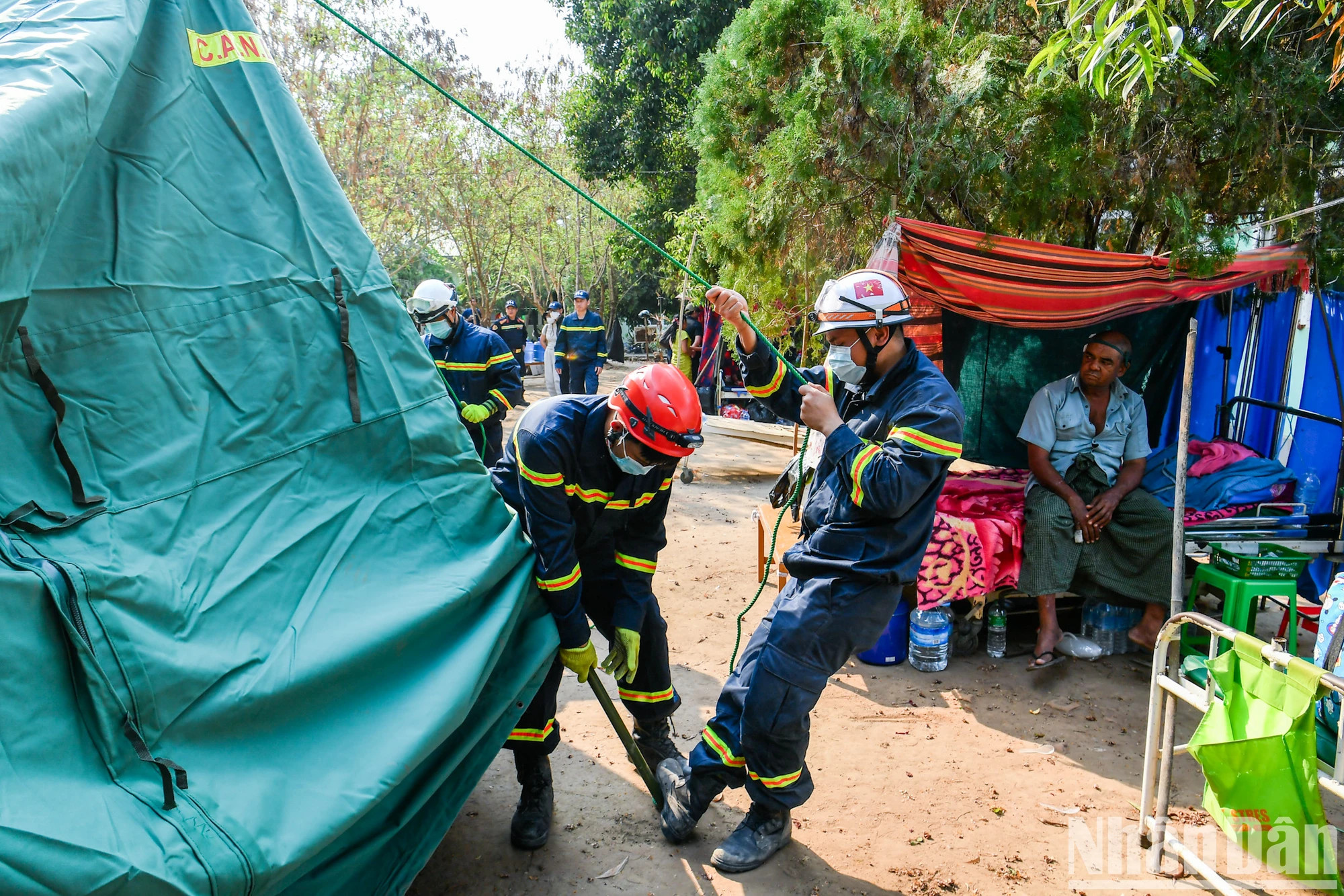 该医院已接收了3月28日遭受地震影响的100多名受害者。由于恐惧心理,很多患者主动搬到院外就诊。 该医院已接收了3月28日遭受地震影响的100多名受害者。由于恐惧心理,很多患者主动搬到院外就诊。
