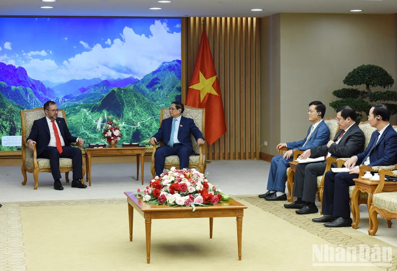 越南政府各部委行业代表一同参加。