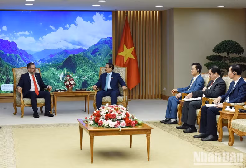 越南政府各部委行业代表一同参加。