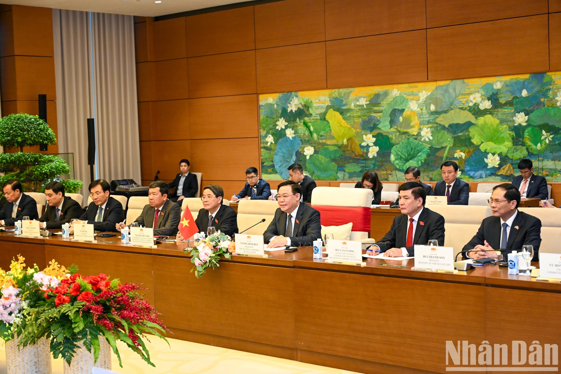 国会主席王廷惠和越方代表团成员。 国会主席王廷惠和越方代表团成员。