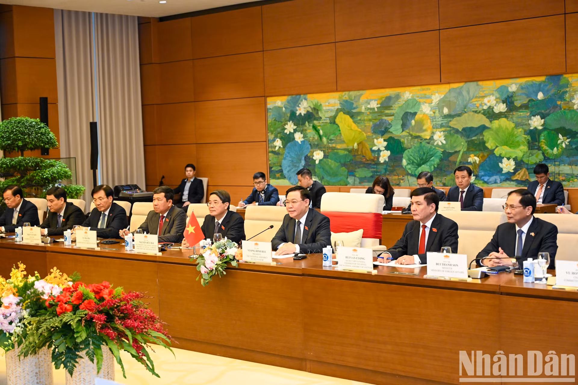 国会主席王廷惠和越方代表团成员。