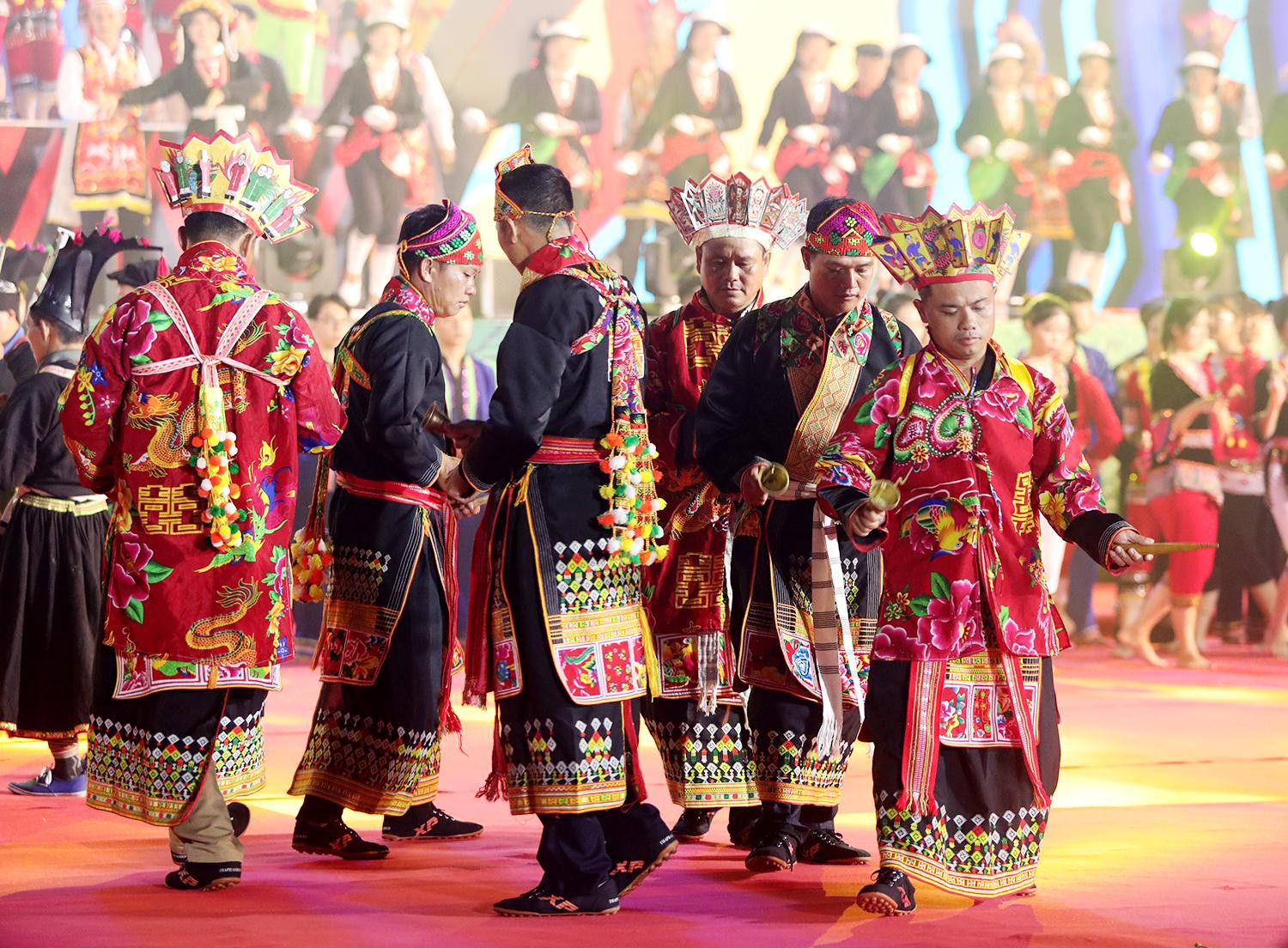 再现瑶族的跳舞节。 再现瑶族的跳舞节。