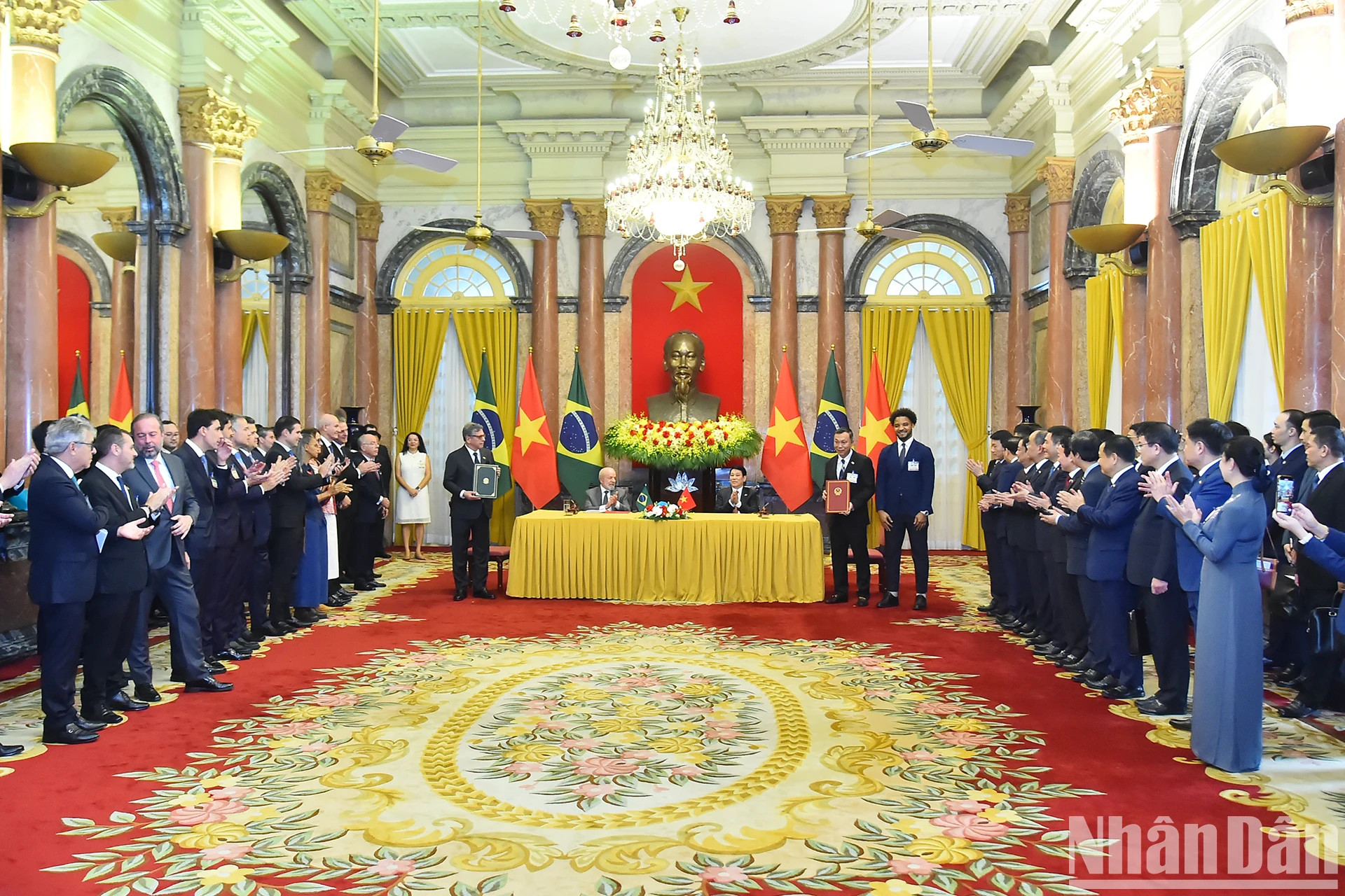 越南国家主席梁强和巴西总统路易斯·伊纳西奥·卢拉·达席尔瓦见证《越南足联与巴西足联关于足球合作的谅解备忘录》交换仪式。