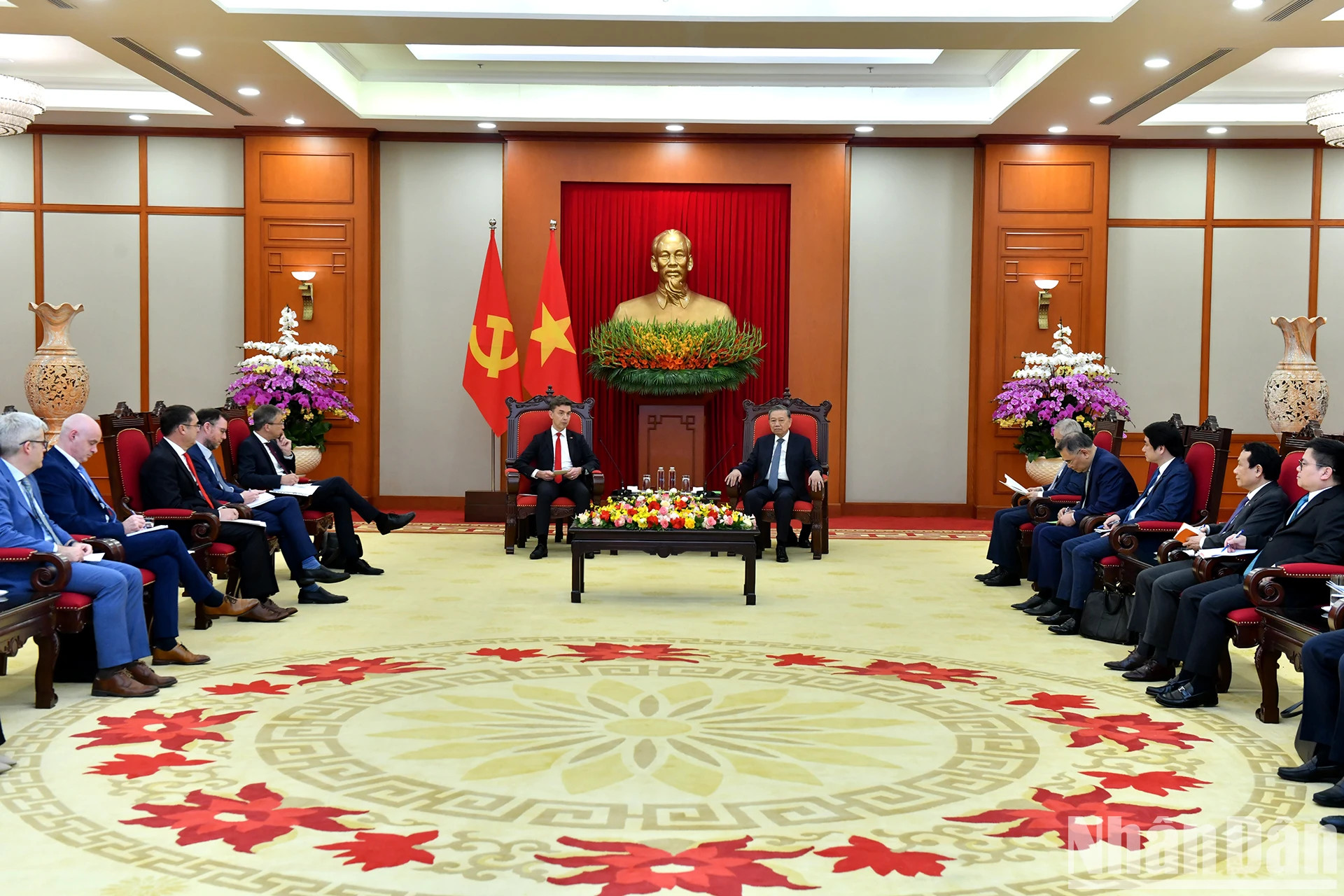 此次会见在党中央总部举行。